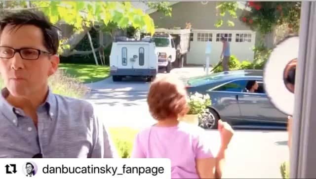 ダン・ブカティンスキーのインスタグラム：「#fbf Poor Billy - always so stressed.  That was such a reach for me to play.  And @lisakudrow as #ValerieCherish - “my heads up”. Just perfect.  Both seasons of @thecomebackhbo is on @hbomax」