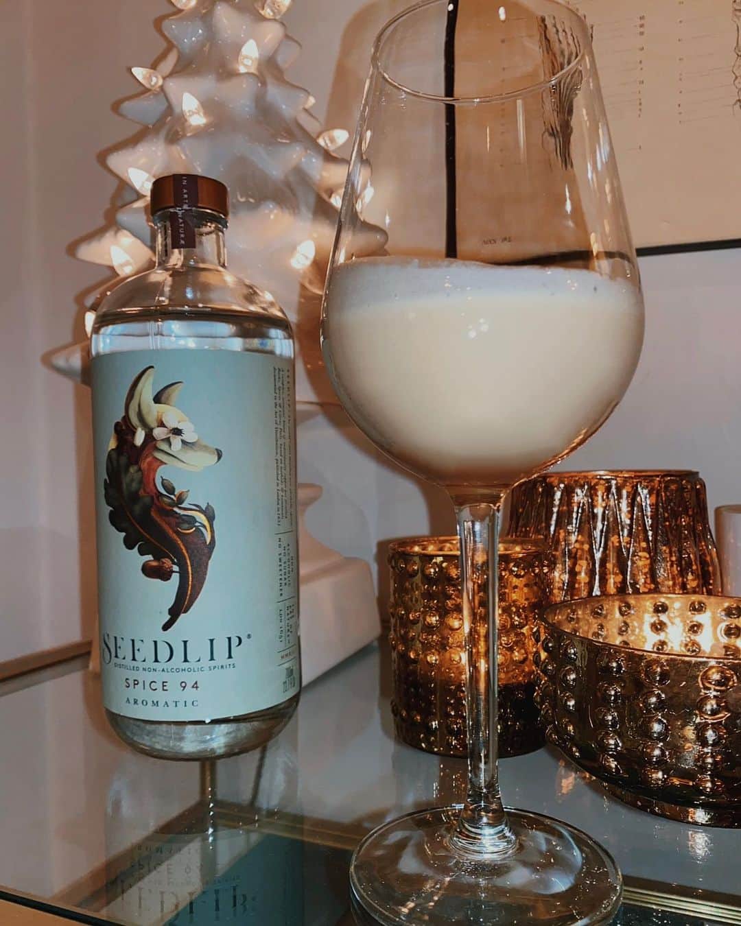 JEN ATKINさんのインスタグラム写真 - (JEN ATKINInstagram)「#ad It was my new year’s resolution 2 years ago to stop drinking and I’m still going strong! I always get DMs asking for non-alcoholic cocktail recs and @seedlip_na is one that’s been a big hit in our house: ALTERNATIVE EGGNOG Ingredients:  ✨Seedlip Spice 94: 2 oz 🥛Oat Milk: 2 oz 🧉Coconut Cream: 1 oz 🧂Cinnamon: 1 pinch 🍯Vanilla Extract: 1 drop (optional) Lmk if you end up making it!!」12月19日 3時52分 - jenatkinhair