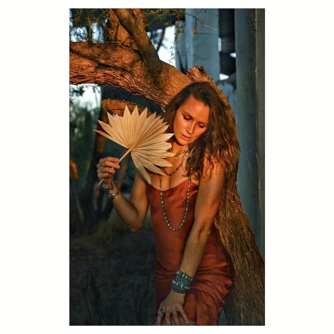 シャンテル・ヴァンサンテンのインスタグラム：「Cant beat the heat.... desert dreaming. I would rather be hot than cold... what about you? #FlashbackFriday #PhotoTrip」