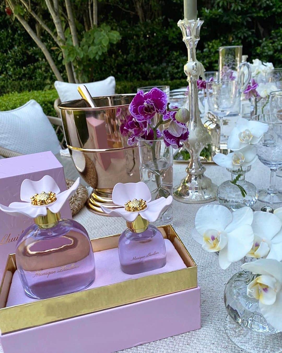 Monique Lhuillierのインスタグラム：「The Gift of Fragrance 🌸🌸 #mlfragrance #moniquelhuillier」