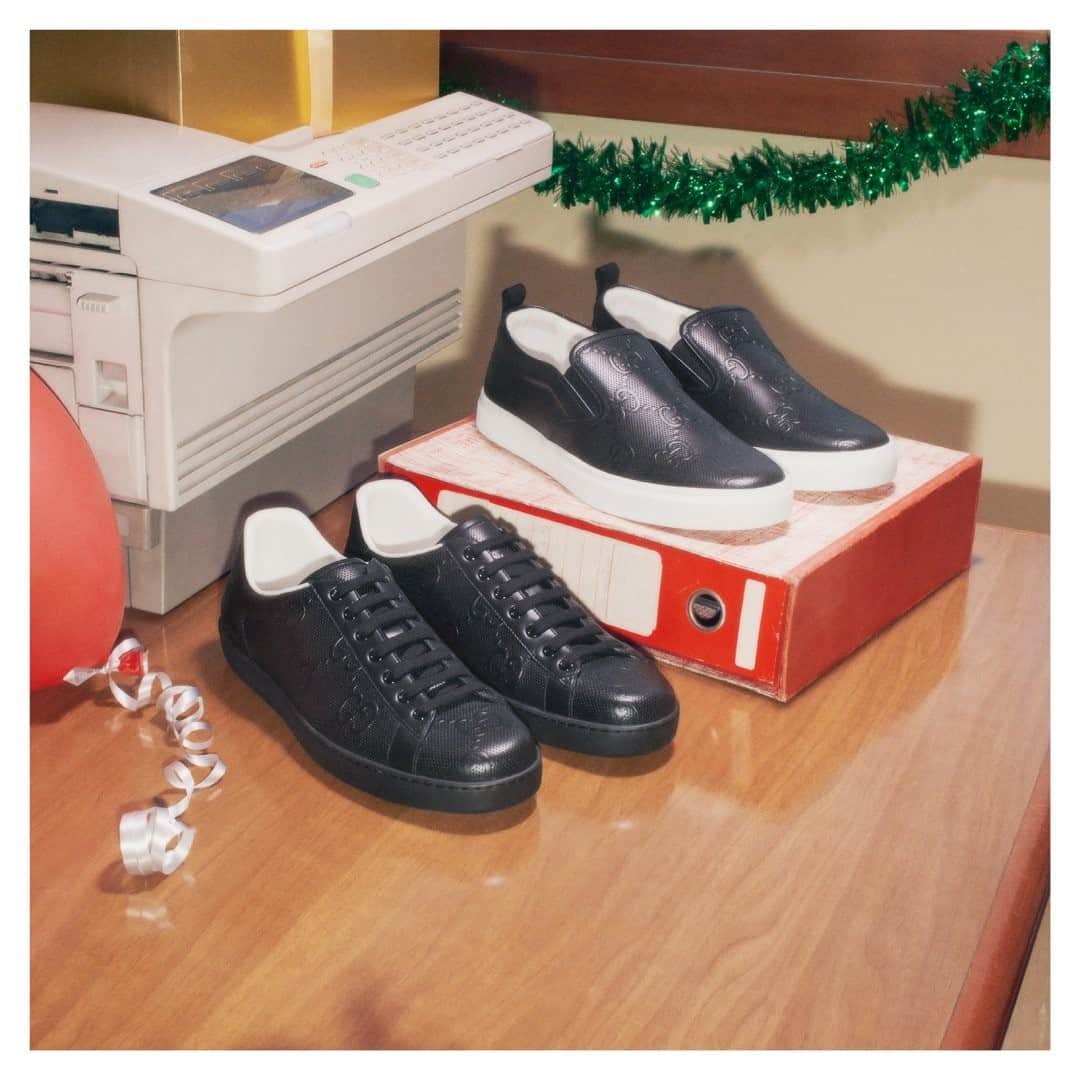 グッチさんのインスタグラム写真 - (グッチInstagram)「Gifts for the holidays, featuring GG monogram embossed leather sneakers and slip-ons. Discover more through link in bio. #AlessandroMichele @alessandro_michele #GucciGift」12月19日 4時00分 - gucci
