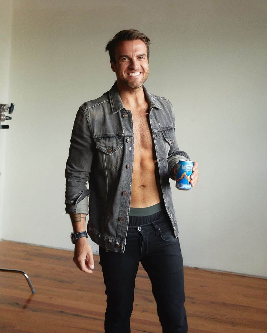 All Time Lowのインスタグラム：「Hey @riandawson since it’s your birthday we’ll go ahead and post a shirtless pic for you. We love you dude, the shows would be way too quiet without you. Happy birthday ❤️」