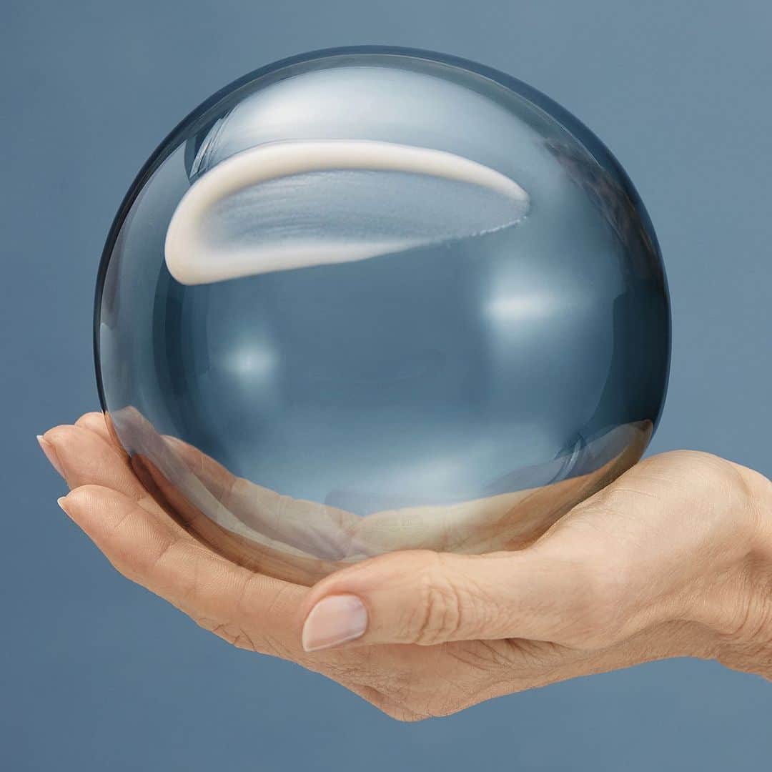 ドゥラメールのインスタグラム：「Radiance in the palm of your hand. The Rejuvenating Hand Serum is a sumptuous silky-soft treatment infused with #MiracleBroth that visibly reduces discoloration.」