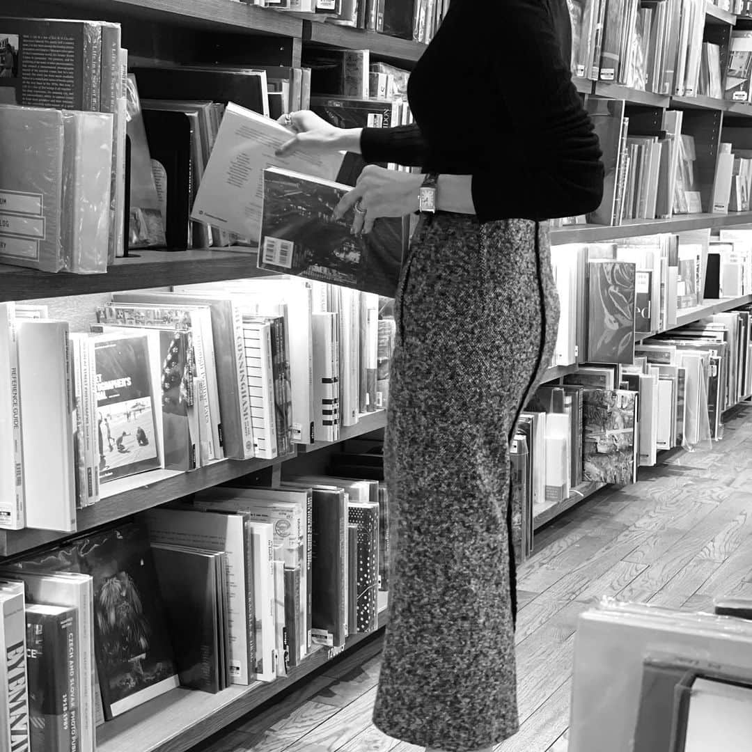 大塚良子さんのインスタグラム写真 - (大塚良子Instagram)「NYでも色んな本屋で写真集を覗くんだけど 代官山蔦屋の品揃えはいつ来ても素晴らしい。 写真集は買わなかったけど本を何冊か購入（二枚目）  ⓵究極の子育て 子育てについて大切なことで 誰もが口を揃えて言う「自己肯定感」と「非認知能力」 じゃあ具体的に何から始めたらいいのっていう疑問の答えがギュッと詰まった一冊  ⓶「お金は銀行へ預けるな」 大好き、勝間和代さんの著書。 旅先で忘れてしまい再購入 日本人は金融リテラシーが低いと言われるけど お金のこと、投資や保険などなど、 残念ながら私は学校などで学ぶ機会が無かったので 基本的なところから積極的に勉強していきたい  ⓷空の青さをみつめていると これまた大好きな作家、谷川俊太郎さんの詩集  ⓸1日10分のごほうび 何のなく無になれそうと思って買ってみた10分読書本  ⓹挑発する写真史 日本の写真家・金村修と写真評論家・タカザワケンジの対談による写真をめぐる講義録 金村修さん、以前ドキュメンタリーを見て写真はもちろん独特な雰囲気と会話がとても面白かったので間違えないと思って、久しぶりに写真の本。 . . . #代官山蔦屋　#本屋　#読書　#写真集　 #勝間和代　#金融リテラシー #谷川俊太郎 #谷川俊太郎詩集 #子育て本　#究極の子育て　 #表紙すぐに取っちゃうタイプ汗」12月19日 14時59分 - ryokokonami