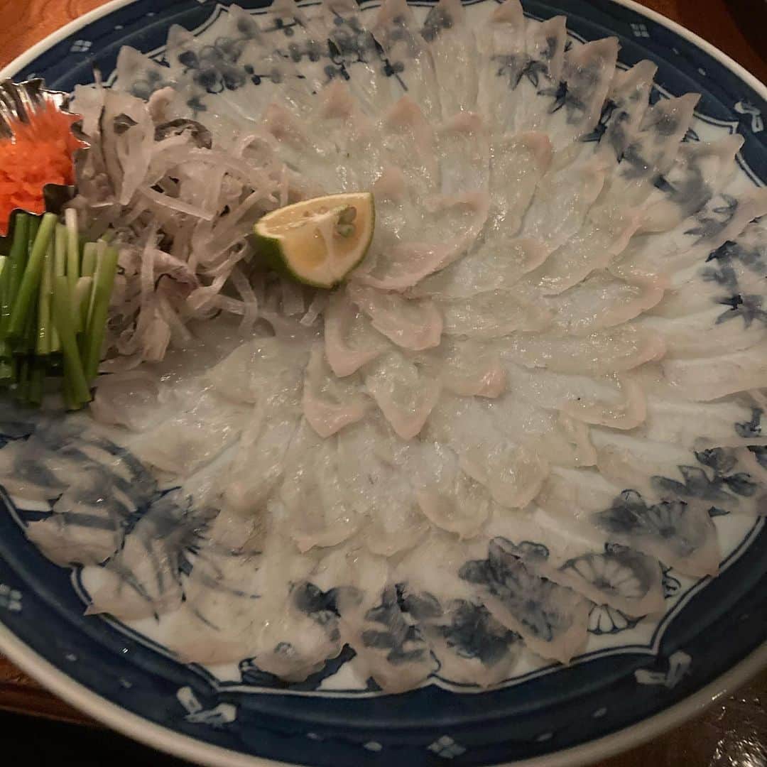 江川智晃のインスタグラム：「久里屋　飯塚 ふぐざんまい🤩 贅沢すぎる☺️ まさかのこのお皿のふぐ刺しを一人占め🤩 最高でした❗️」