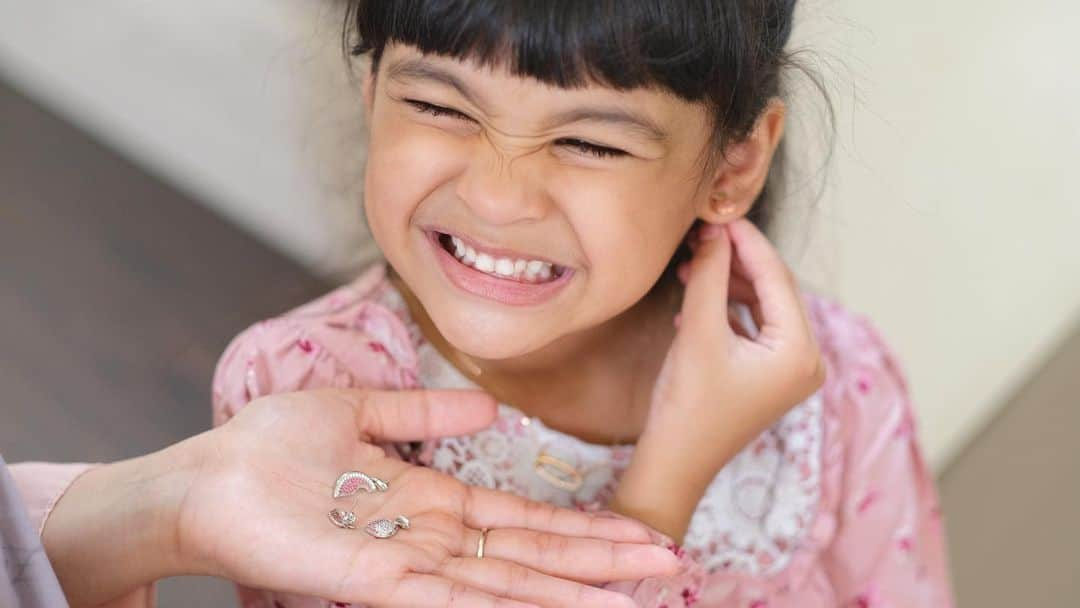 Shireen Sungkarさんのインスタグラム写真 - (Shireen SungkarInstagram)「MASYAAALLAH hawwa sayangggg  Happy banget dapet koleksi @halagold_id paling suka anting apel nya 💕ini special edition yaaa buat koleksi anak anak」12月19日 14時53分 - shireensungkar