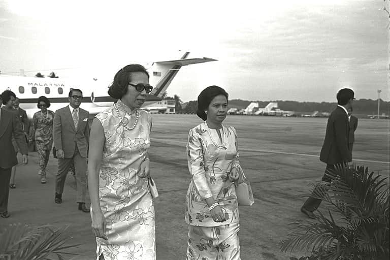リー・シェンロンさんのインスタグラム写真 - (リー・シェンロンInstagram)「Deeply saddened to hear of the passing of Tun Hajah Rahah, the widow of Malaysia’s second Prime Minister Tun Abdul Razak, and the mother of former Prime Minister Najib Razak.⠀ ⠀ Tun Hajah Rahah was a source of strength, courage and inspiration for her family and for all Malaysians. She stood resolutely beside her husband, Tun Razak, when he led Malaysia at a critical period in its history. She will be remembered for her devotion to country and family. Our thoughts are with her family and the people of Malaysia during this time of mourning. – LHL⠀  ⠀ (Photo courtesy of @nationalarchivessg)」12月19日 14時55分 - leehsienloong
