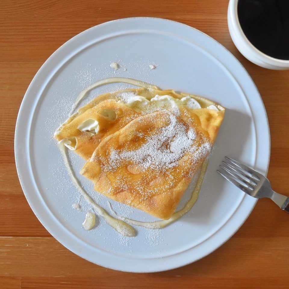 山崎佳のインスタグラム：「Today’s breakfast. 昨日のアンパンマンでクレープマンを見た娘から「クレープが良い！」とリクエストがあったので、朝からクレープ。 私はクリームチーズとはちみつ、子どもたちはバナナとかチョコレートソースとか。」