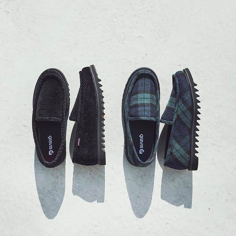 GRAVIS Japanのインスタグラム：「gravis × BILLY’S “K-ROOM 2”  2019年に BILLY'S がグラビスに提案したストリート向けの”ROOM SHOES" をアップデート。 　従来のルームシューズの「リラックスさ」と楽な「着脱感」を残しつつ、第二弾はソールに 「 Vibram 」 のシャークソールを採用。軽量かつ絶妙なボリューム感のシャークソールが、スニーカーに飽きたファッショニスタの足元にマッチする。  #gravis #kroom #billys #billysent #billystokyo」