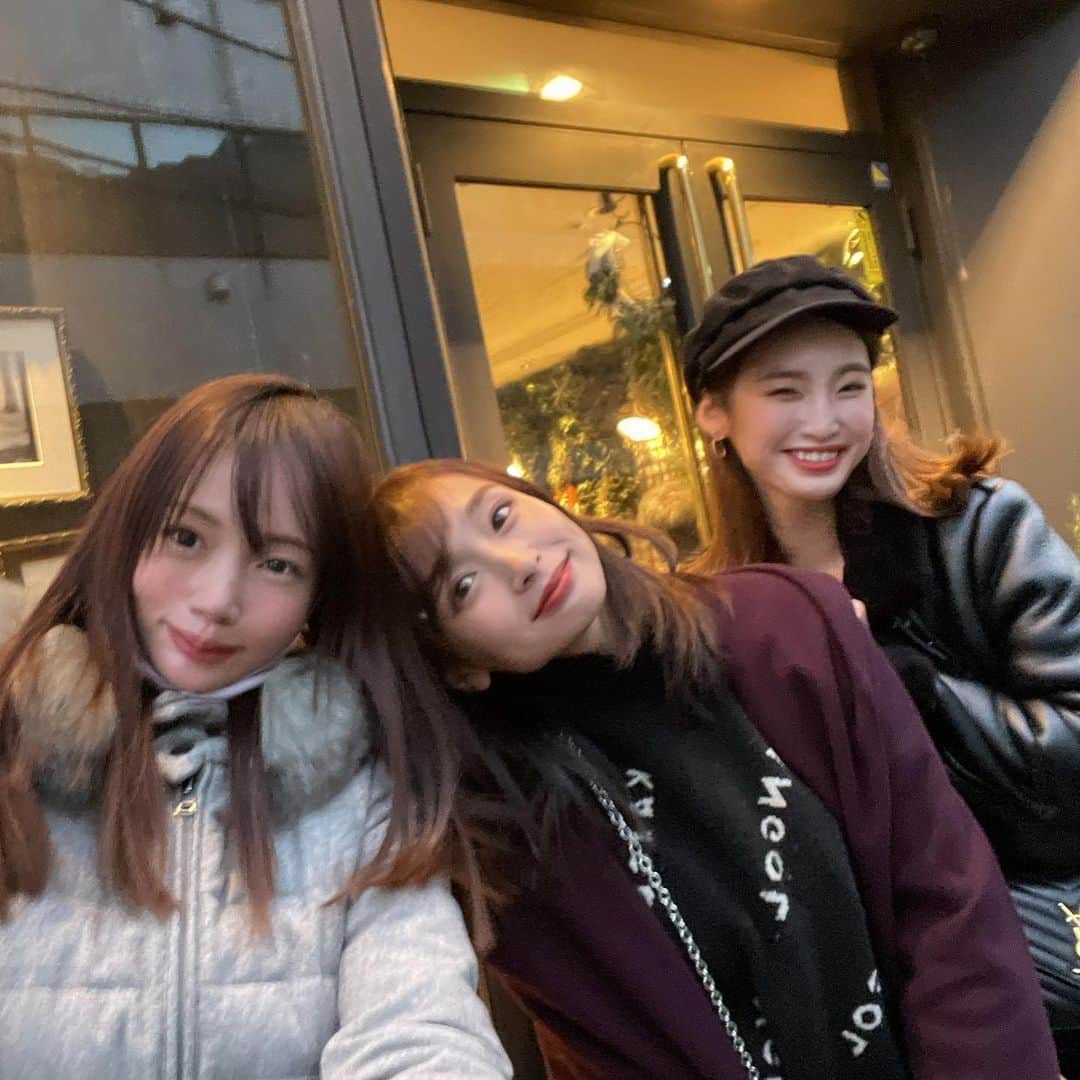 古田ちさこさんのインスタグラム写真 - (古田ちさこInstagram)「🍓‥🧀¨🍩‥🍰﻿ ﻿ 広島美女の久奈ちゃんとしおりんと集合★﻿ ﻿ 🪑 @cafesansnom_akasaka  ﻿ ミッドタウンの裏手のおしゃれなカフェ☕️🤍﻿ ﻿ バスクチーズケーキ、チーズが濃厚で美味しかった〜🤤﻿ ﻿ 季節限定が終わる前に苺のケーキも食べに行きたいな🍓﻿ ﻿ 赤坂からも歩いていけるよ🐾﻿ ﻿ #東京スイーツ#東京カフェ #東京カフェ巡り#東京カフェ部 #チーズケーキ#バスクチーズケーキ #カフェ#カフェ好きな人と繋がりたい  #カフェ巡り#カフェスタグラム  #苺スイーツ#cafestagram#roppongi  #cafe#café#tokyo#赤坂カフェ  #tokyocafe#東京グルメ#六本木  #cafesansnom#akasaka#六本木カフェ」12月19日 13時25分 - chisakofuruta