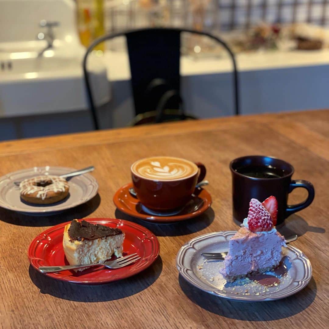 古田ちさこさんのインスタグラム写真 - (古田ちさこInstagram)「🍓‥🧀¨🍩‥🍰﻿ ﻿ 広島美女の久奈ちゃんとしおりんと集合★﻿ ﻿ 🪑 @cafesansnom_akasaka  ﻿ ミッドタウンの裏手のおしゃれなカフェ☕️🤍﻿ ﻿ バスクチーズケーキ、チーズが濃厚で美味しかった〜🤤﻿ ﻿ 季節限定が終わる前に苺のケーキも食べに行きたいな🍓﻿ ﻿ 赤坂からも歩いていけるよ🐾﻿ ﻿ #東京スイーツ#東京カフェ #東京カフェ巡り#東京カフェ部 #チーズケーキ#バスクチーズケーキ #カフェ#カフェ好きな人と繋がりたい  #カフェ巡り#カフェスタグラム  #苺スイーツ#cafestagram#roppongi  #cafe#café#tokyo#赤坂カフェ  #tokyocafe#東京グルメ#六本木  #cafesansnom#akasaka#六本木カフェ」12月19日 13時25分 - chisakofuruta