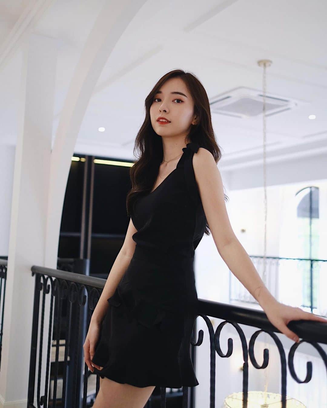 STEPHY YIWENのインスタグラム：「處處都是打卡地點✨❤️ 做好美容 還有cafe 享受下午茶☕️  @skinhouse_my 在KL開了分店！ 想了解有什麼美容項目可以聯繫他們 用我的專屬Code ［StephyxSkinHouse］ 只需要RM388 可以選價值RM1000+ 的護理✨  📍 No. 84, Jalan SS 2/24  @skinhouse_my #skinhousess2」