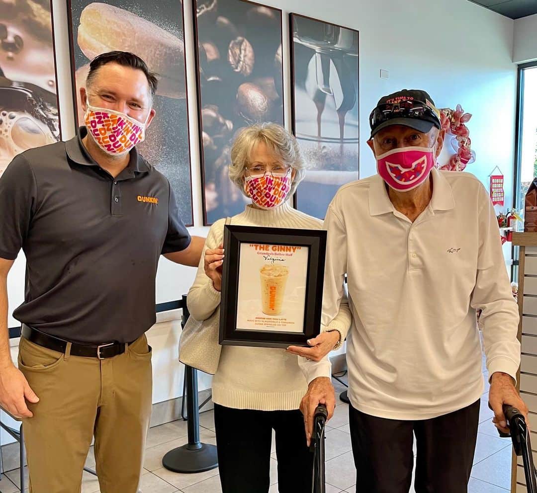 レクシー・ウォーカーのインスタグラム：「My grandparents are awesome and @dunkin is so sweet to do this for them! There has only been one other person ever at @dunkin who had a drink named after them. Love you!  #famous 🥰」