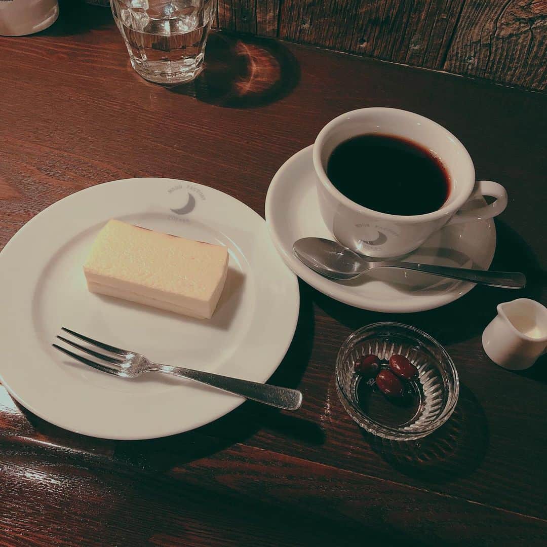 長谷川里桃のインスタグラム：「▫︎▫︎▫︎ . . . まさに隠れ家。な場所で 静かにコーヒーを楽しめる おすすめのカフェです☕️ . . 初めは迷っちゃうかも？ . . . そしてここのチーズケーキ推せる。。🧀 . . . . . #三軒茶屋カフェ #カフェ巡り #夜カフェ #コーヒータイム #東京スイーツ #チーズケーキ #りもぐもぐ」