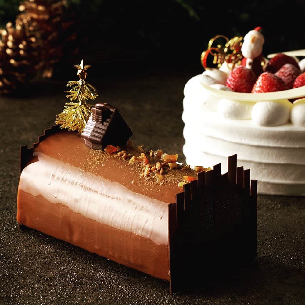 のインスタグラム：「本日より、クリスマスケーキのお渡しを開始いたしました🎄 たくさんのご予約をいただき、誠にありがとうございます。 聖夜を彩るにふさわしい装いの上質なケーキとともに、特別なひとときをお過ごしください。  #クリスマスケーキ #クリスマス #シュトーレン #みなとみらい #ホテルスイーツ #横浜グルメ #横浜クリスマスケーキ #ヨコハマグランドインターコンチネンタルホテル #ミルフィーユ #intercontinentalyokohamagrand #christmascake #festiveseason #ホリデースイーツ」