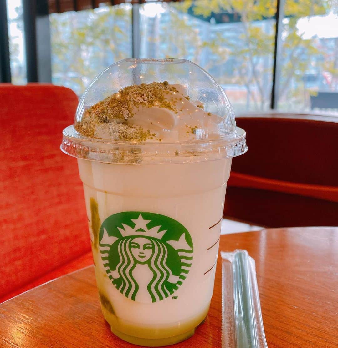 望月りさのインスタグラム：「抹茶×ホワイトチョコレートフラペチーノ💚💚💚 #スターバックス」