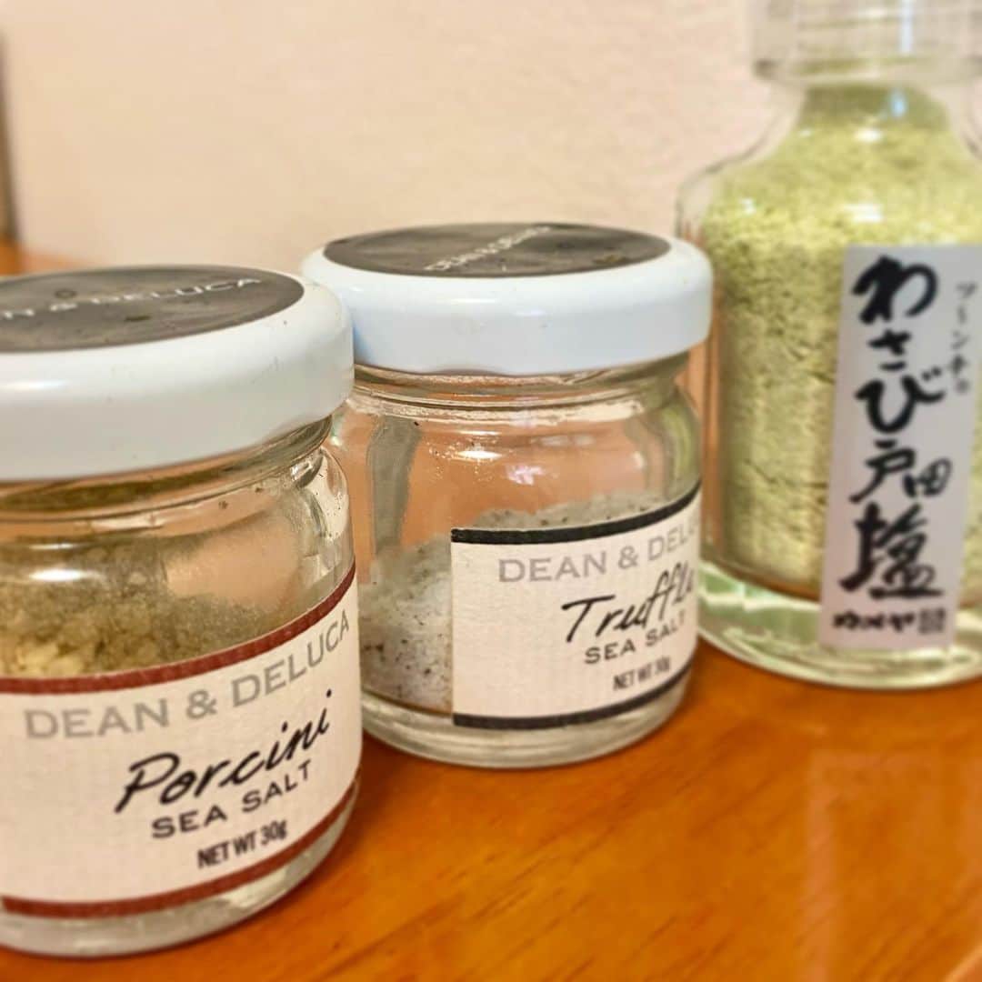 Chiharuのインスタグラム：「塩食ダイエット〜😋の勧め✨ 私はシンプルな食材に、ちょっと贅沢な塩をつけて食べるのが好きです✨  市販のドレッシングやソースやマヨネーズは塩分も多いし糖と脂質も多め。 ついつい、たっぷりかけちゃったり、、⁉️ そんなところに痩せない原因があるかもしれません。 お塩ならほぼノンカロリー✨  良いお塩はミネラルも多いし、元気が出ます✨🤗サラダ、お肉、卵にちょびっとつけて食べると美味しいです❤️❤️❤️ かけすぎ注意⚠️ (写真は味付き塩シリーズ！ポルチーニ塩、トリュフ塩、わさび塩🧂)  #ミネラル #塩食  #ディーンデルーカ #岩塩 #ダイエットメニュー  #ダイエット豆知識  #ダイエットのコツ #ヘルシーライフ  #カロリーオフダイエット  #カロリー制限  #ヘルシーシェフ  #ノンカロリードレッシング」