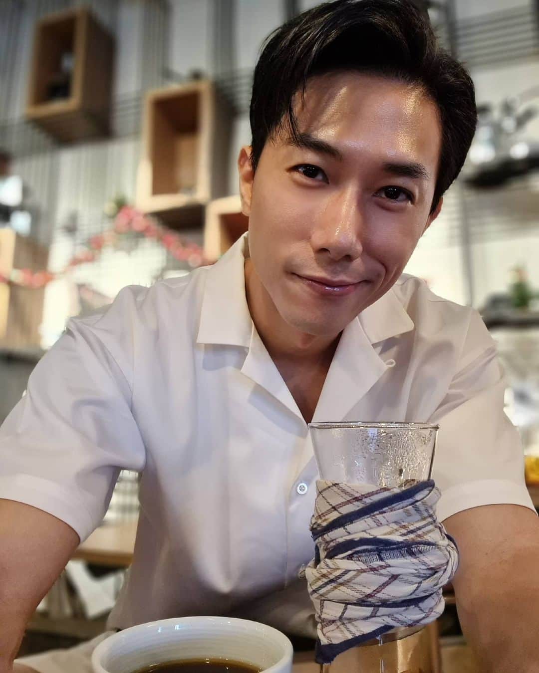 デスモンド・タンのインスタグラム：「Happy (belated) morning! 😜 Have a great weekend! 🌞」