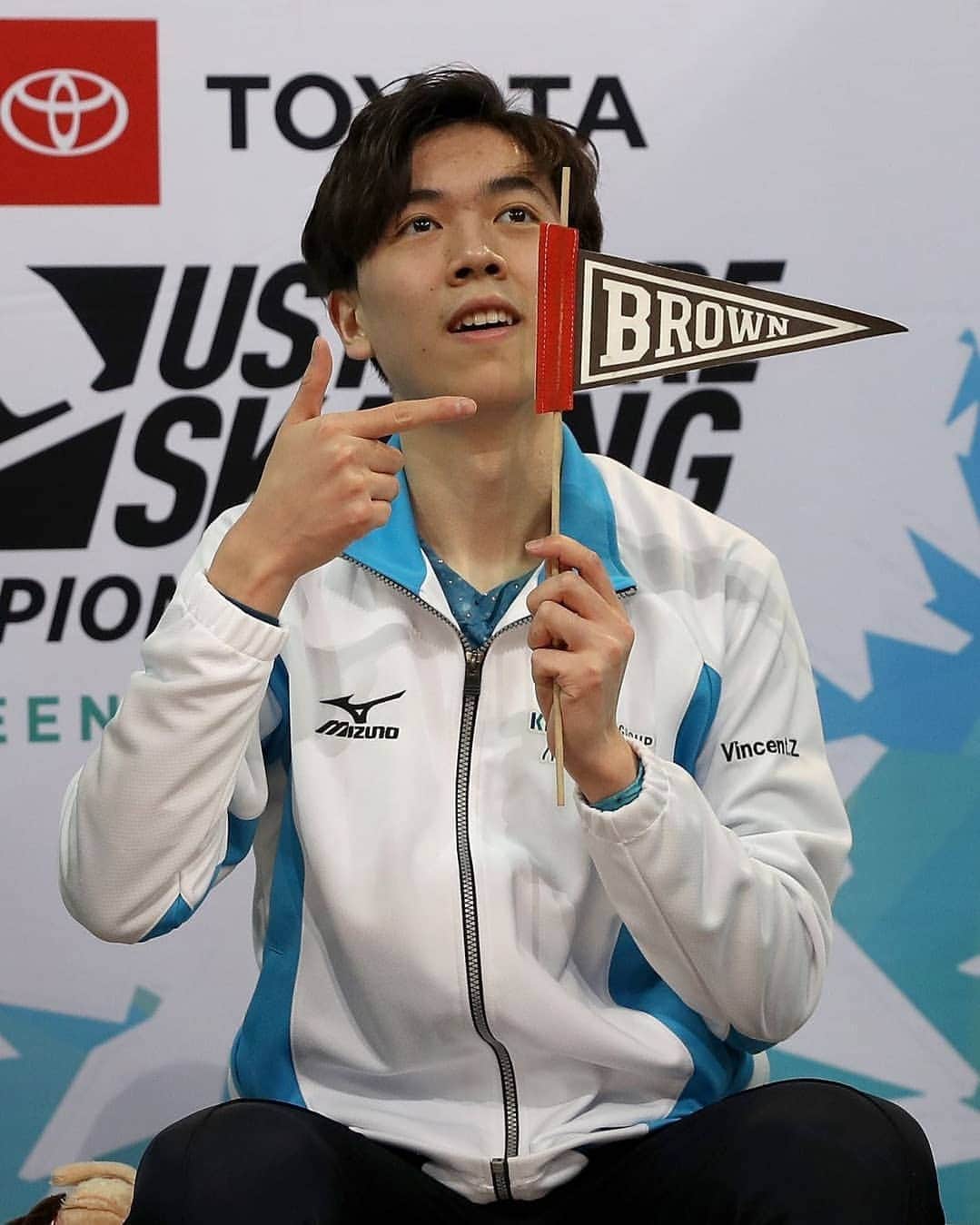 ヴィンセント・ゾウのインスタグラム：「Super excited to announce that I am renewing my contract with @kinoshita_group_sports for the coming year! I'm grateful to Mr. Kinoshita, his Academy, and coach Mie Hamada for making this possible. I'm training hard in preparation for Nationals and can't wait to represent Kinoshita Group there and in future competitions. #teamkinoshita #kinoshitagroup  Also, peep the not-so-subtle Educational Institution™ plug 👀」
