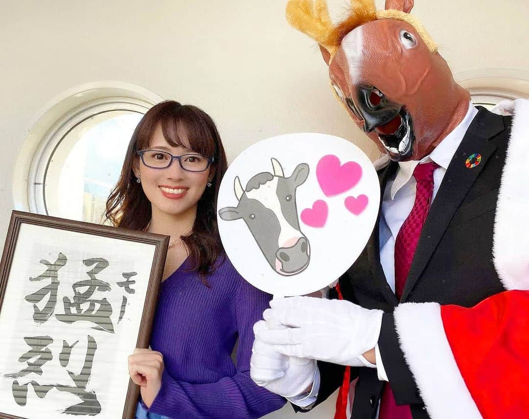 広島ホームテレビ「HOME NEXT neo」さんのインスタグラム写真 - (広島ホームテレビ「HOME NEXT neo」Instagram)「こんにちは🌞八木美佐子です🍀  明日20(日)朝10時からは… やぎうまサンデー✨年内最後の放送になります😌  私は、お得なクーポンが使える 話題のアプリを体験しました📱✨  来年の抱負も書きました✒️ 来年は丑年なので… 『モ〜烈』🐄に今年以上に❗️ 馬と一緒に頑張ります🐴 どうぞよろしくお願いします💪  ちなみに馬くんの格好は… クリスマスバージョンのトナカイさん😂🎄🎁✨  衣装は #PARIGOT 紫色のニットが大人っぽいです🎵  #新年の話をしているのにトナカイ #足並みが揃わない #来年こそは  #広島ホームテレビ #やぎうまサンデー #アナウンサー #八木美佐子」12月19日 13時35分 - home.announcers