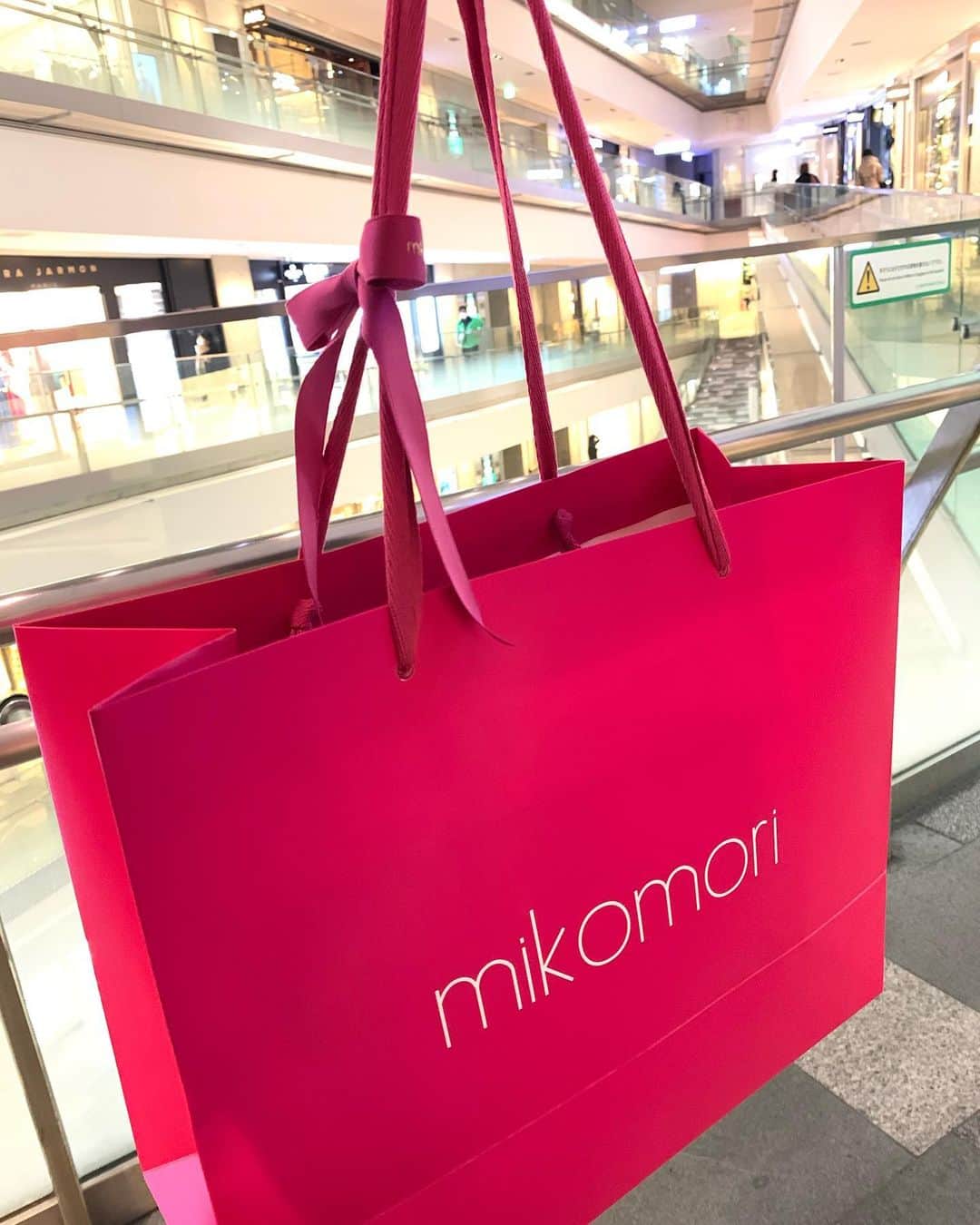 井上和香さんのインスタグラム写真 - (井上和香Instagram)「. 事務所の帰りに表参道ヒルズでお買い物✨ mikomori可愛いなぁ😍 このスウェットも可愛いなぁ❤️ . #mikomori #表参道ヒルズ #お買い物 #自分へのご褒美かな」12月19日 13時39分 - inoue_waka