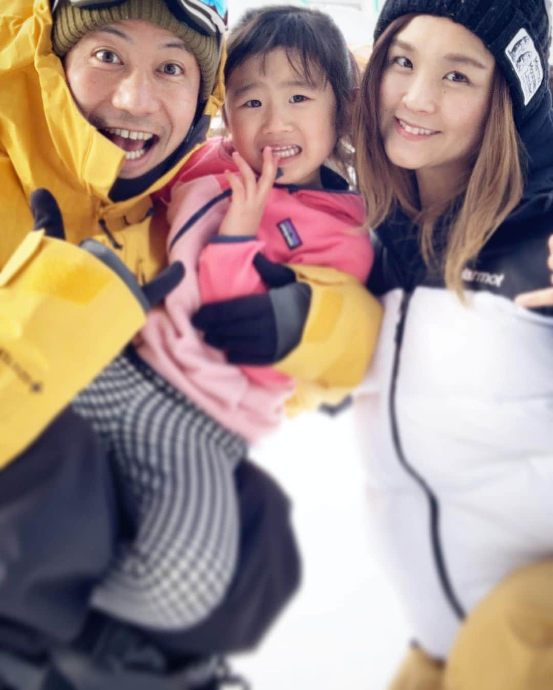 田中幸さんのインスタグラム写真 - (田中幸Instagram)「🎄  ラスト10日ほど 赤ちゃんと 一心同体の妊婦ライフ🤰  無理せず 心地良く過ごせる環境 山が近くにある幸せ  妊婦期間中も 大好きな雪山に戻れる 環境作りをしながら  母子共に元気に 無事に出産を迎える 準備は万端🤘  例年以上に 家族3人で過ごす クリスマスは張り切ってる💪  2度目の出産  痛さとか 怖さとかも含めて もう少し冷静に 今回は感じれるのかな  長い苦痛しかなかった 促進剤、もう使いたくない 自然陣痛になるよう ラストスパート体力つける💪  アクアトレーニングのおかげで 49kg⇨58kgでkeep中 ラストスパート 気を抜かず💪  勉強したり、 トレーニングしたり、 家創りしたり、 なんだかんだ あっという間の 有意義な時間  出産 そして出産後の生活 今からドキドキで ソワソワしてる  家族に支えられて 協力があって 大好きな ライフスタイルがある  家族それぞれの 楽しみ方を尊重して 自由でありたい  第二子も女の子 ほぼ確定です👨‍👩‍👧‍👧  #10ヶ月 #38週 #妊婦生活  #スノーボード #スノーボード女子 #スノボ  #スノボー  #アウトドア  #アウトドアファッション  #アウトドアコーデ  #アウトドア用品」12月19日 13時50分 - sachitanaka