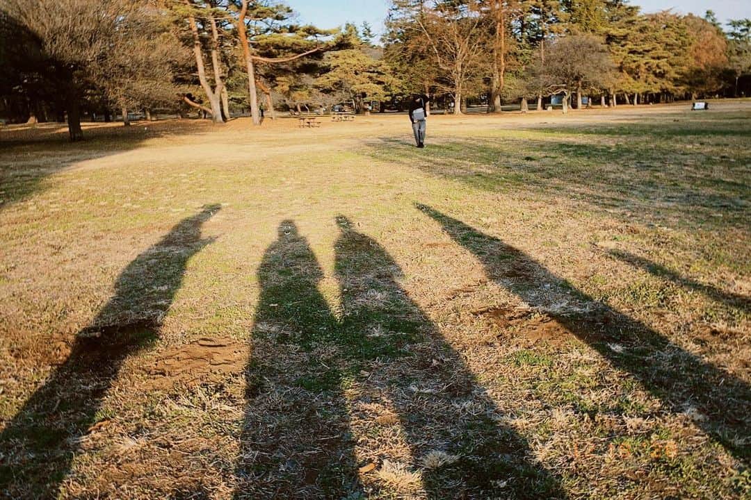 西田あいさんのインスタグラム写真 - (西田あいInstagram)「#film  昨日はお天気にも恵まれて とーっても素敵な撮影ができました。  素敵な仲間にも恵まれて しあわせだ〜  さてここで問題です。 この4つの影のうち どれが西田あいでしょう☺︎  今日はレコーディング がんばるでーぃ  #instagood #instalike #naturephotography #naturelovers #filmcamera #film_jp #photoshoot #shooting #japanesegirl #tokyolife #ニシアイアート #ニシアイコーデ #ニシアイメイク #西田ヘア #西田あい」12月19日 13時45分 - nishidaai