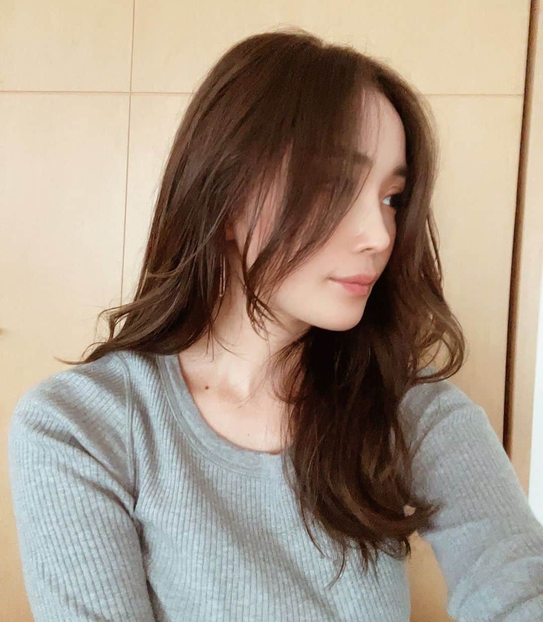 のインスタグラム：「韓国ドラマを見過ぎで韓国風の髪型にカット💇🏼‍♀️ 巻きも緩い感じで簡単だし横から見た感じが好き🌼 . . . . #韓国風ヘア #巻き髪 #ゆる巻き#韓国ヘアスタイル」
