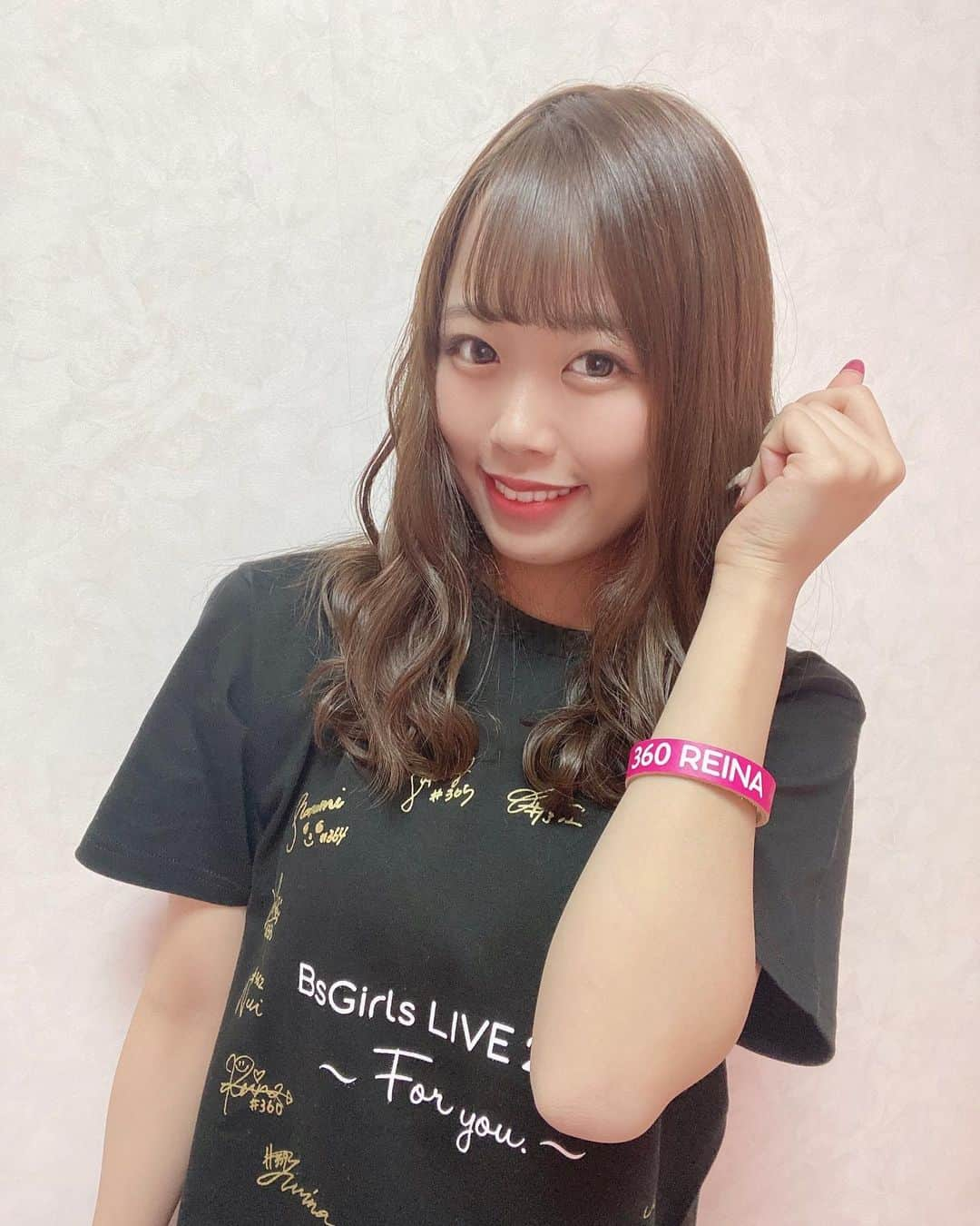 REINAさんのインスタグラム写真 - (REINAInstagram)「﻿ LIVEグッズ〜！💎✨﻿ ﻿ ◽️BsGirlsライブTシャツ﻿ ◽️BsGirls本革製ブレスレット﻿ ◽️BsGirlsライブフェイスタオル﻿  ﻿ ﻿ 今回デザイン案を﻿ SAYAKAとREINAで﻿ 担当させていただきました🌈🌼♡﻿ ﻿ LIVEタイトルである﻿ 「どんな時も一人じゃない。」を元に﻿ みんなのサインでひとつの輪に。﻿  ﻿ → #幸せの輪 ﻿ ﻿ ﻿ いよいよ明日！🙈﻿ 皆さまグッズを是非Getして﻿ LIVEをさらに楽しみましょう\( ˆ ˆ )/♥️﻿ ﻿ ﻿ ﻿ ﻿ ﻿ #オリックス #BsGirls #Bs2020 ﻿ #buffaloes #ORIX #プロ野球 #NPB ﻿ #baseball #野球 #野球好き #オリ姫 ﻿ #オリックスバファローズ ﻿ #みんなでバファローズ ﻿ #LIVE #グッズ #デザイン #コンセプト﻿ #reina_bsgirls #reina_360 #SMILE ﻿ #instalike #followme」12月19日 13時45分 - reina_bsgirls_360