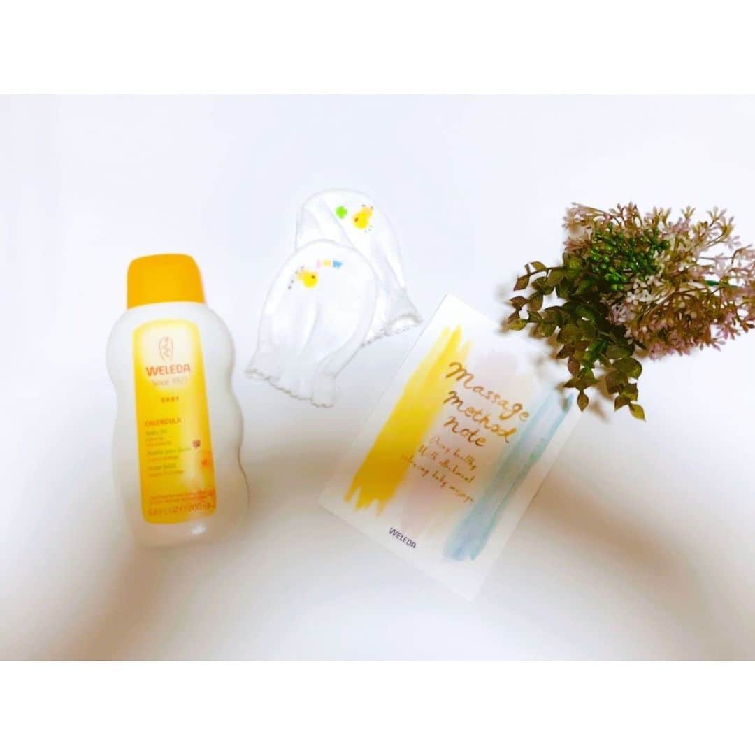 のインスタグラム：「. ♡　@weleda_japan　さんのカレンドラベビーオイルを使ってみました🌼 オイルはべたつくイメージがありほとんど使ったことがなかったのですが、 べたつきも気にならず、なにより乾燥対策にすごくいい と感じました😌 . 時々、お風呂上りにマッサージをするのですが その時にもカレンドラベビーオイルを使っています👶 気持ちいいみたいでご機嫌になってくれるので嬉しいな～🥰 . おむつまわりの汚れ落としにも使えると知り、実践してみようと思います♡ . . @weleda_japan  #ヴェレダ #ヴェレダベビー #ベビースキンケア　#保湿　#赤ちゃんがいる生活 #赤ちゃんのいる暮らし #敏感肌　#新米ママ #weleda #ベビーオイル　#令和2年ベビー #babygirl」