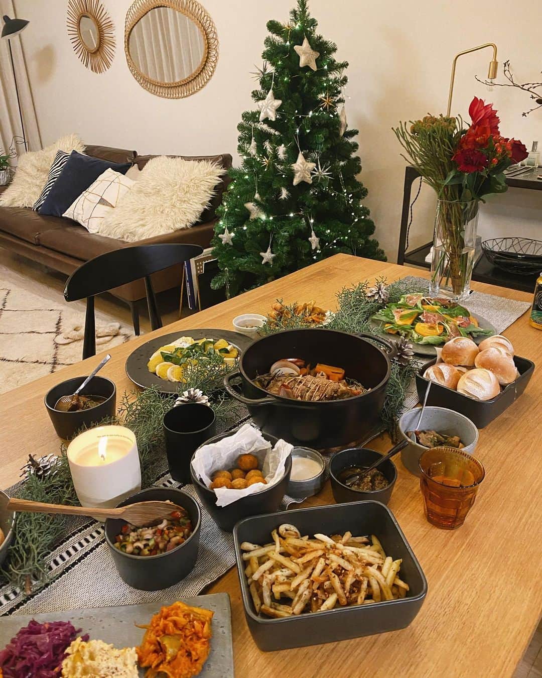 田中里奈さんのインスタグラム写真 - (田中里奈Instagram)「昨夜の美味しい余韻という、タッパーに入れた残り物が今日のお昼ご飯🍴  パン職人きむねぇ @pan.no.kimuraya と #たなか食堂 のコラボレーション。 私が料理を作る間にきむねぇがパンを作る、という連携スタイルで。献立もパンに合いそうなものを考えました。  ---------menu---------- ・豚肩ロースのと根菜のポットロースト ・柿と生ハムのサラダ ・キウイのカプレーゼ ・きのことたこのアヒージョ ・アンチョビポテト ------------------------- プラスで手土産でxiangyuちゃんおすすめのアフリカ料理の美味しいあれこれで、彩り豊かなディナーに✨  画像9枚目は、私が当日の昼にこの献立にしたい、ときむねぇに送ったメモ書き。 どうしてもアンチョビポテトと季節が終わりゆく柿を食べたかったんだ…！！！ いつもこれぐらいのざっくりイメージでスーパーに行って（この日はちゃんと決めたほう）、あとはインスピレーションでメニュー決めてます。  ▶︎それぞれの料理についての詳しいレシピはストーリーに載せたよ✌️（ハイライトの たなかご飯#2 に入れておきます）  #たなかご飯 #クリスマスメニュー #Xmas #クリスマスパーティー #パーティー料理 #バーミキュラ　#おもてなし料理」12月19日 13時49分 - tanakaofficial