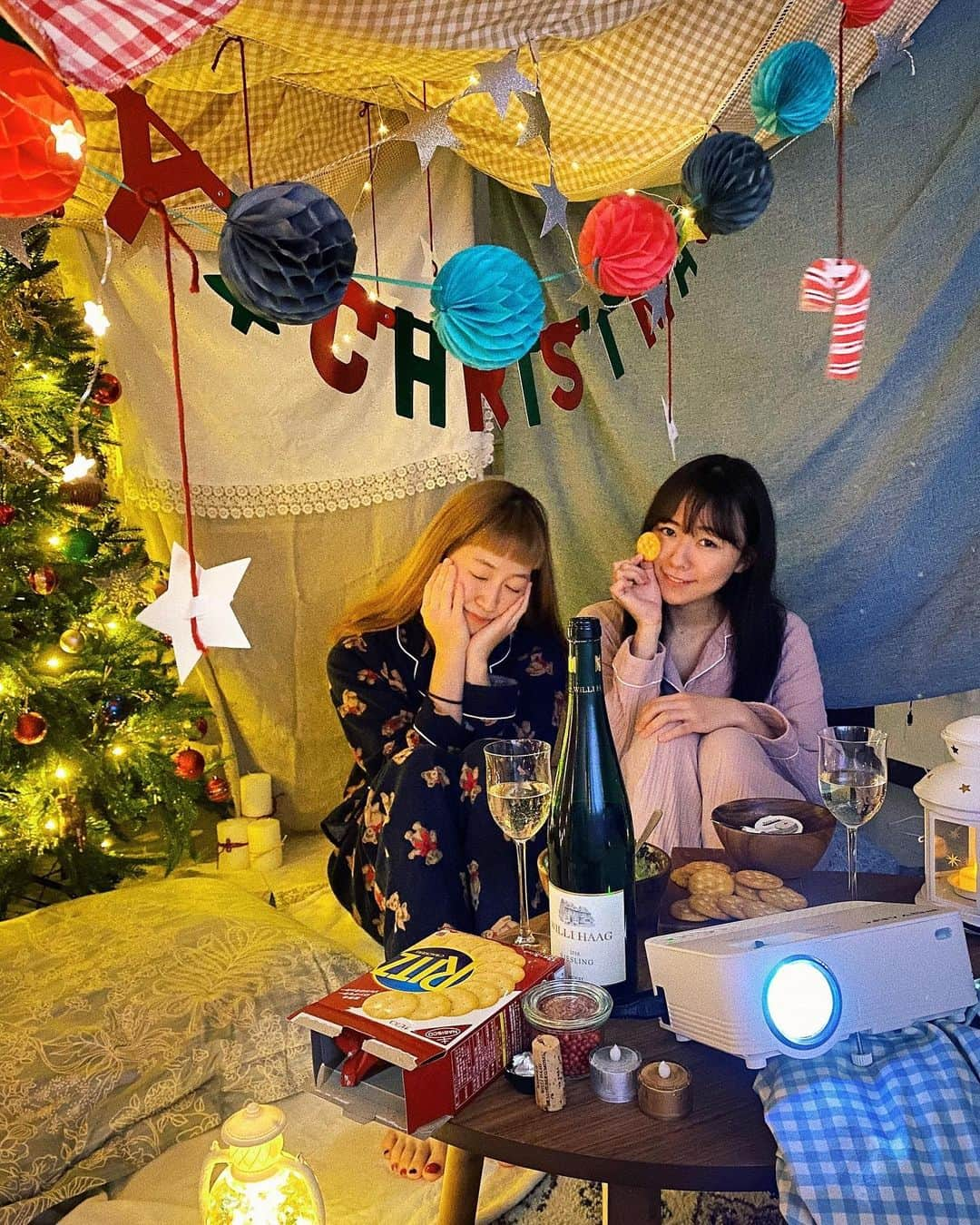 軽辺るかのインスタグラム：「クリスマスな夜〜朝🎄  #クリスマス2020 #クリパ #クリスマス準備 #おうちクリスマス #クリスマスメニュー #お泊まり会 #映画観賞 #クリスマス映画 #クリスマスカンパニー #おうちキャンプ #christmas2020🎄🎅🎁 #xmas2020 #アボカドディップ #ホットチョコレート」