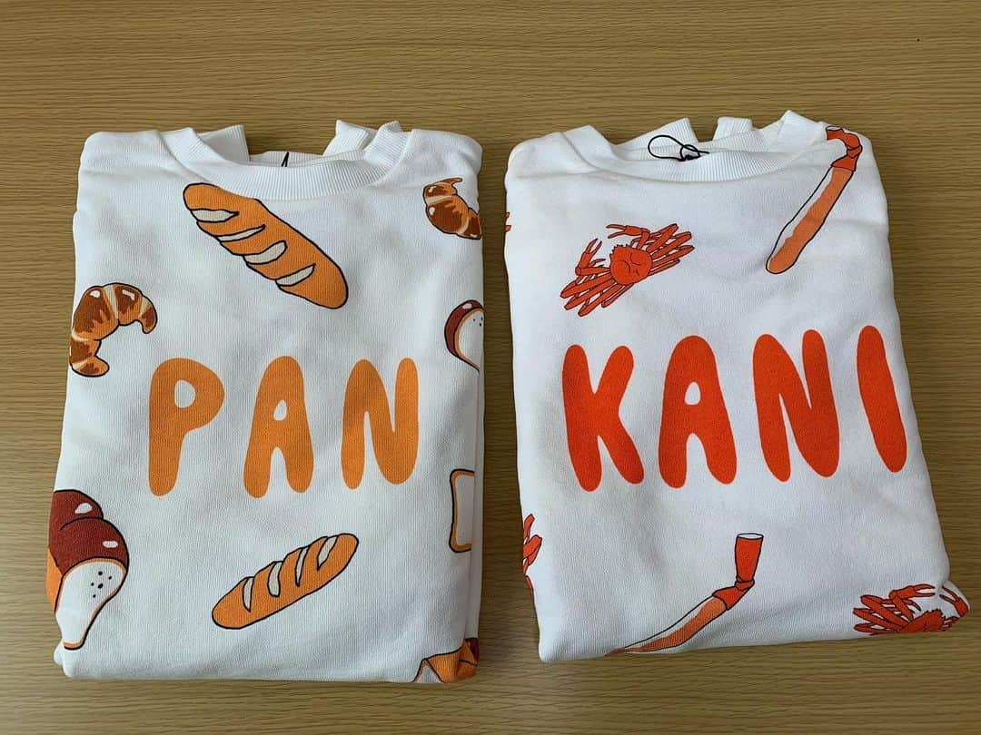 かこさんのインスタグラム写真 - (かこInstagram)「素敵なプレゼントばかり…😭❤️ punyusさんのPAN🍞🥐🥖持ってなかったから嬉しい🥺KANIはいつ見ても美味しそう🦀そしてNiziUのグッズーー😭🌈✨私達が買わんかったやつをプレゼントして下さるというエスパー🔮無敵のエスパー🔮開封と発狂は同時😇 パッチワークの私とあこ🥺手先が器用なの本当にすごい🥺💓 視聴者さんの妹さんのハンドメイド日とバッチ！！クオリティ高すぎて…靴下の黄色の所もミッキーになっとる😳✨ピアスは大好きなチップ🐿 BT21のグッズ🥺推しのホビのMANG😭😭可愛い〜🐿💜嬉しい〜😭😭 素晴らしすぎる驚愕の作品…私達が着ているpunyusさんのフード柄スウェットの絵やったり、大好きなディズニーフードの絵やったり、それがこんな素晴らしい作品に😭クリスマスツリーも弟子ミッキー🎄細部までのこだわりご本当にすごい😭 THREEさんのネイル！！色がドストライクすぎてもう😇可愛すぎるんやけど！！！ ジンくんのうちわにハンドクリーム、タイコスメのSRICHAND✨MISSHAのアイシャドウ🥺シーチャン早く使ってみたい！！アイシャドウもー！ジンくんのうちははあこが推しなのであこのものに。視聴者さんと好みが一緒でいつも盛り上がる😂 #感謝永遠に #punyus #ディズニー #niziu #three #srichand  #missha  #vecuahoney  #bts  #bt21  #あっちにこっちにソクジニ」12月19日 13時53分 - harapeko__kako