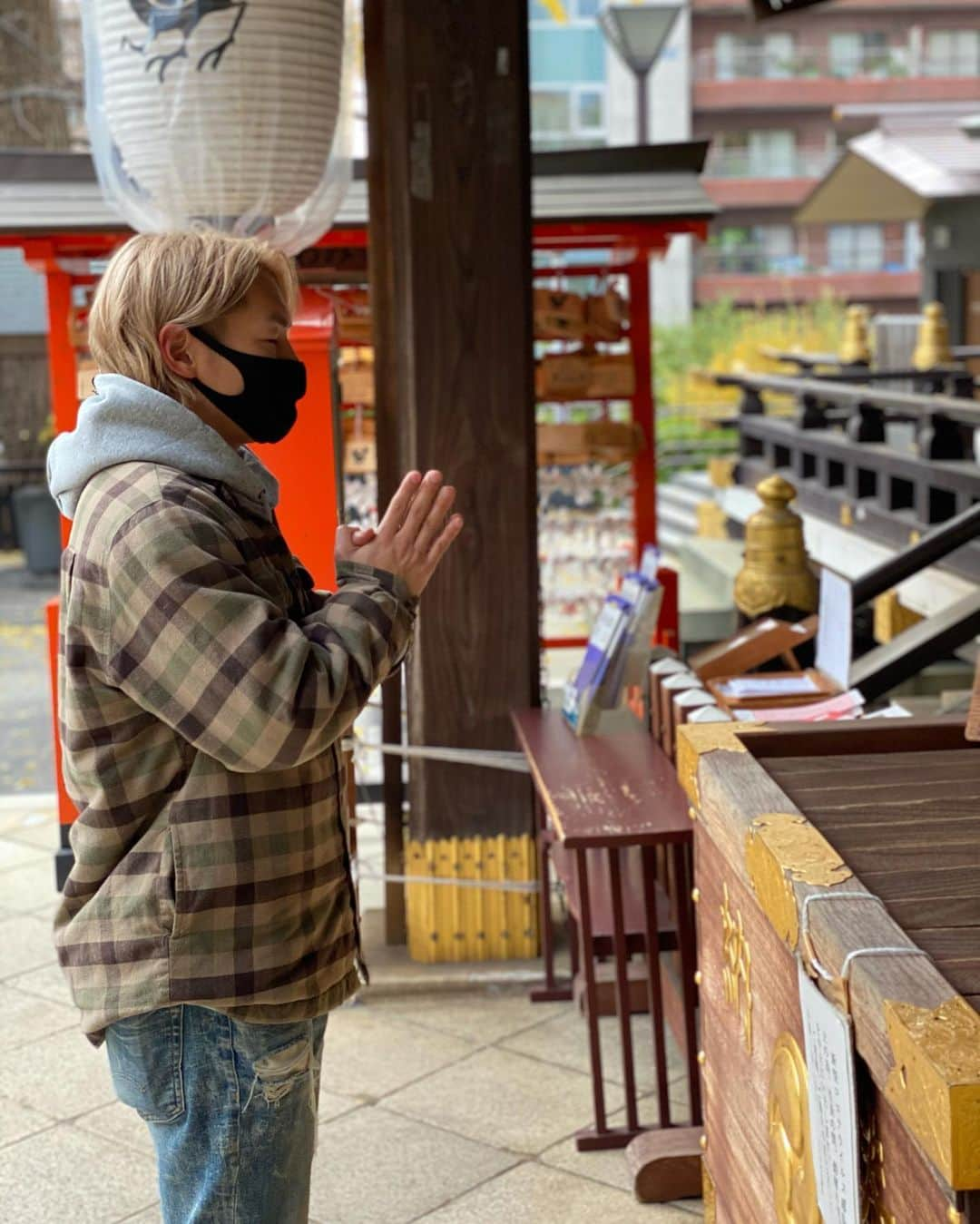 ジョーブログさんのインスタグラム写真 - (ジョーブログInstagram)「神社に行ったら噛みしめる。  目の前にある幸せに気づくこと。 身の周りの人に感謝を忘れないこと。 人生を通して感動を追い続けること。  一瞬一瞬を大事に、今を生きる。 #レディゴー」12月19日 13時55分 - joeanddream