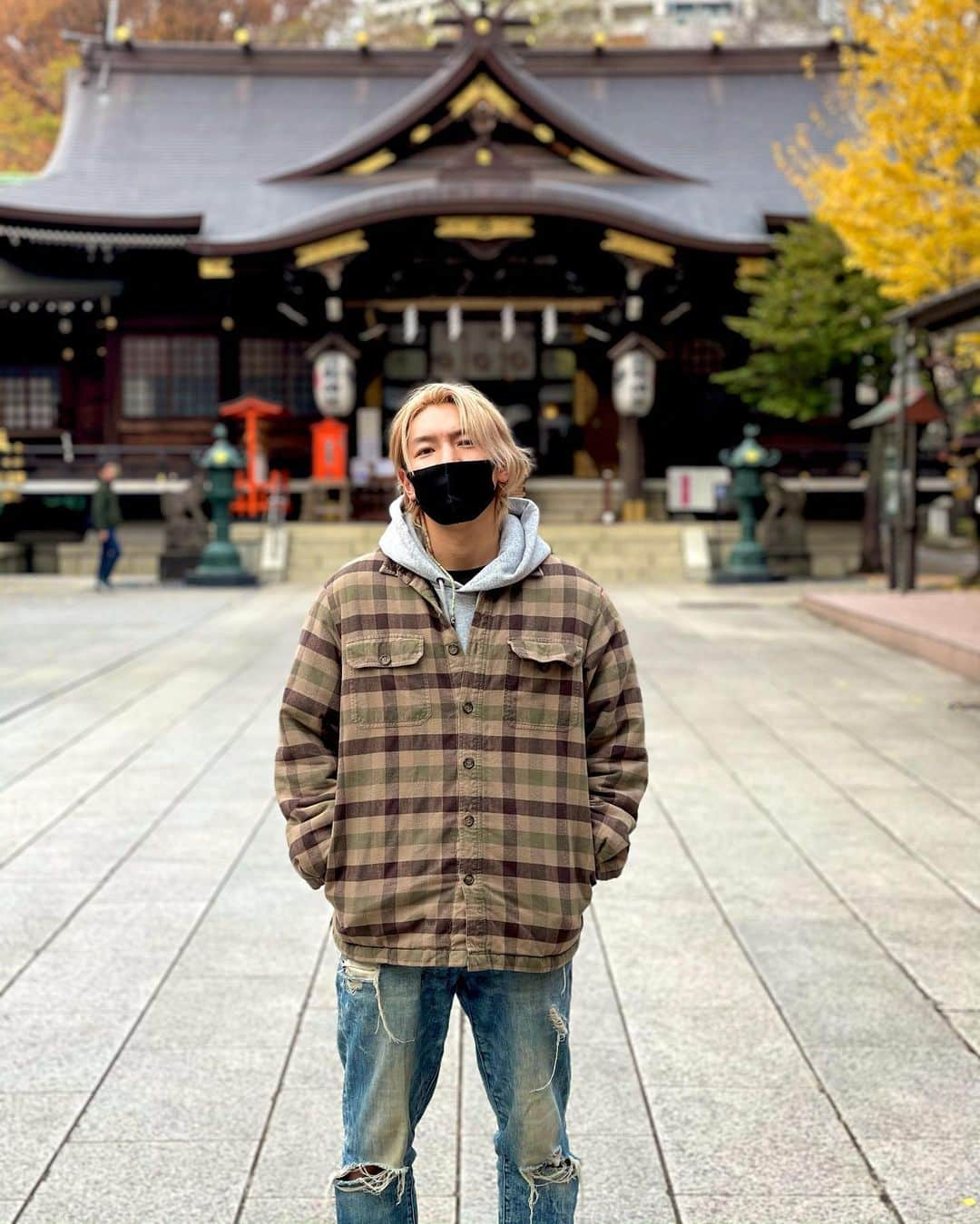 ジョーブログさんのインスタグラム写真 - (ジョーブログInstagram)「神社に行ったら噛みしめる。  目の前にある幸せに気づくこと。 身の周りの人に感謝を忘れないこと。 人生を通して感動を追い続けること。  一瞬一瞬を大事に、今を生きる。 #レディゴー」12月19日 13時55分 - joeanddream