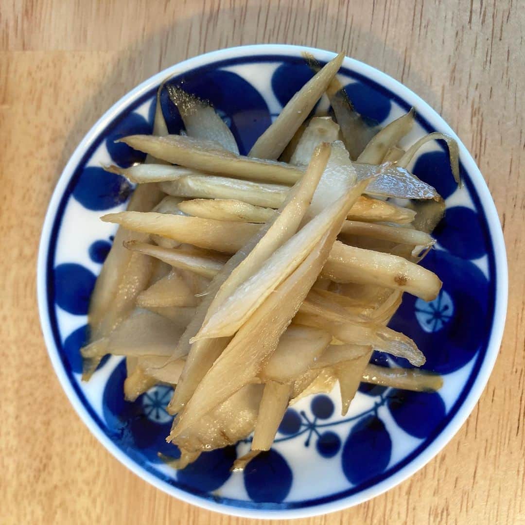 櫛引彩香さんのインスタグラム写真 - (櫛引彩香Instagram)「朝兼昼ごはん。北海道産のごぼうが甘い。味付けは甘いのが苦手なので、みりんとか砂糖とか使わないごぼう炒めですが、ごぼうそのものの甘さはとても美味しくてびっくりした。アジは先日のあまりの冷凍のもの。 #ビキコのごはん #自炊 #おうちごはん」12月19日 13時57分 - sayakakushibiki