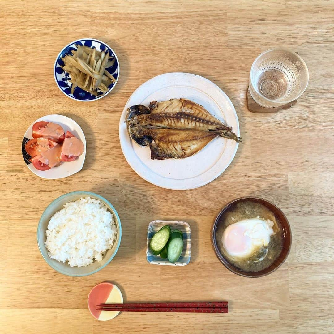 櫛引彩香さんのインスタグラム写真 - (櫛引彩香Instagram)「朝兼昼ごはん。北海道産のごぼうが甘い。味付けは甘いのが苦手なので、みりんとか砂糖とか使わないごぼう炒めですが、ごぼうそのものの甘さはとても美味しくてびっくりした。アジは先日のあまりの冷凍のもの。 #ビキコのごはん #自炊 #おうちごはん」12月19日 13時57分 - sayakakushibiki