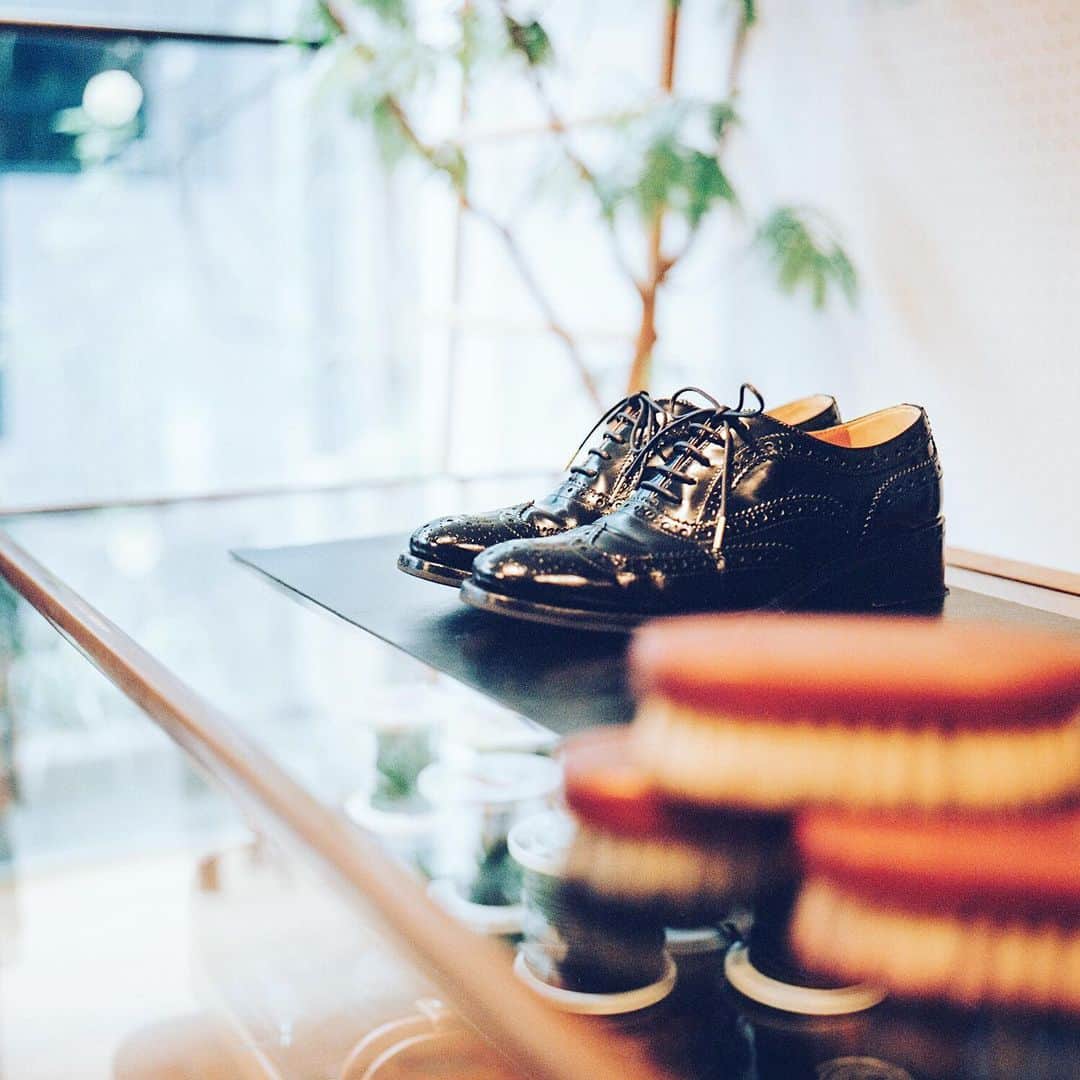 美紀さんのインスタグラム写真 - (美紀Instagram)「my fav Leather shoes swipe left to seen next images!  旅先で出合ったお気に入りの革靴 長く履きたくて 木製のシューツリーを新調して シューレース（靴紐）の留め金を 手元のアクセサリーに合わせて ゴールドに  穏やかなstaffのKouiさん いつも丁寧に磨いてくれて ピカピカに嬉しくて Rolleiで前から横から  ちょっとしたアレンジに 気分上がるね いつもありがとです @British_made @k0ui_yasuhiro   FIGAROにも綴ったので ストーリーにもUP よかったら見てね  #rolleilife #Rolleiflex #miki_life #churchs」12月19日 14時08分 - miki_rolleilife