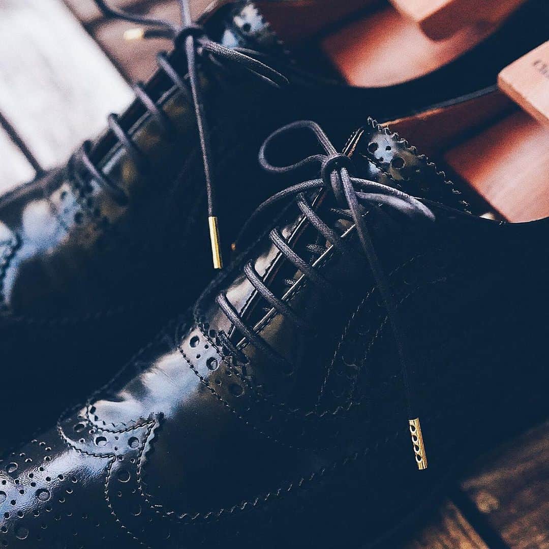 美紀さんのインスタグラム写真 - (美紀Instagram)「my fav Leather shoes swipe left to seen next images!  旅先で出合ったお気に入りの革靴 長く履きたくて 木製のシューツリーを新調して シューレース（靴紐）の留め金を 手元のアクセサリーに合わせて ゴールドに  穏やかなstaffのKouiさん いつも丁寧に磨いてくれて ピカピカに嬉しくて Rolleiで前から横から  ちょっとしたアレンジに 気分上がるね いつもありがとです @British_made @k0ui_yasuhiro   FIGAROにも綴ったので ストーリーにもUP よかったら見てね  #rolleilife #Rolleiflex #miki_life #churchs」12月19日 14時08分 - miki_rolleilife