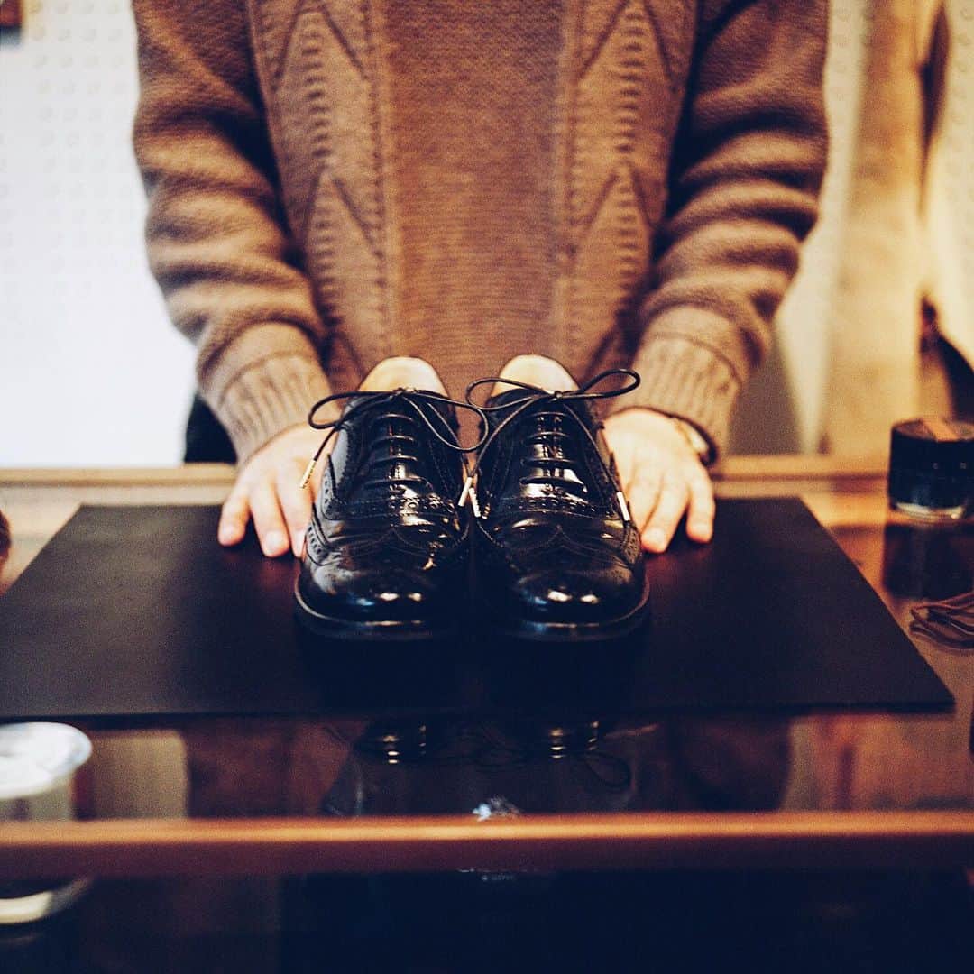 美紀のインスタグラム：「my fav Leather shoes swipe left to seen next images!  旅先で出合ったお気に入りの革靴 長く履きたくて 木製のシューツリーを新調して シューレース（靴紐）の留め金を 手元のアクセサリーに合わせて ゴールドに  穏やかなstaffのKouiさん いつも丁寧に磨いてくれて ピカピカに嬉しくて Rolleiで前から横から  ちょっとしたアレンジに 気分上がるね いつもありがとです @British_made @k0ui_yasuhiro   FIGAROにも綴ったので ストーリーにもUP よかったら見てね  #rolleilife #Rolleiflex #miki_life #churchs」