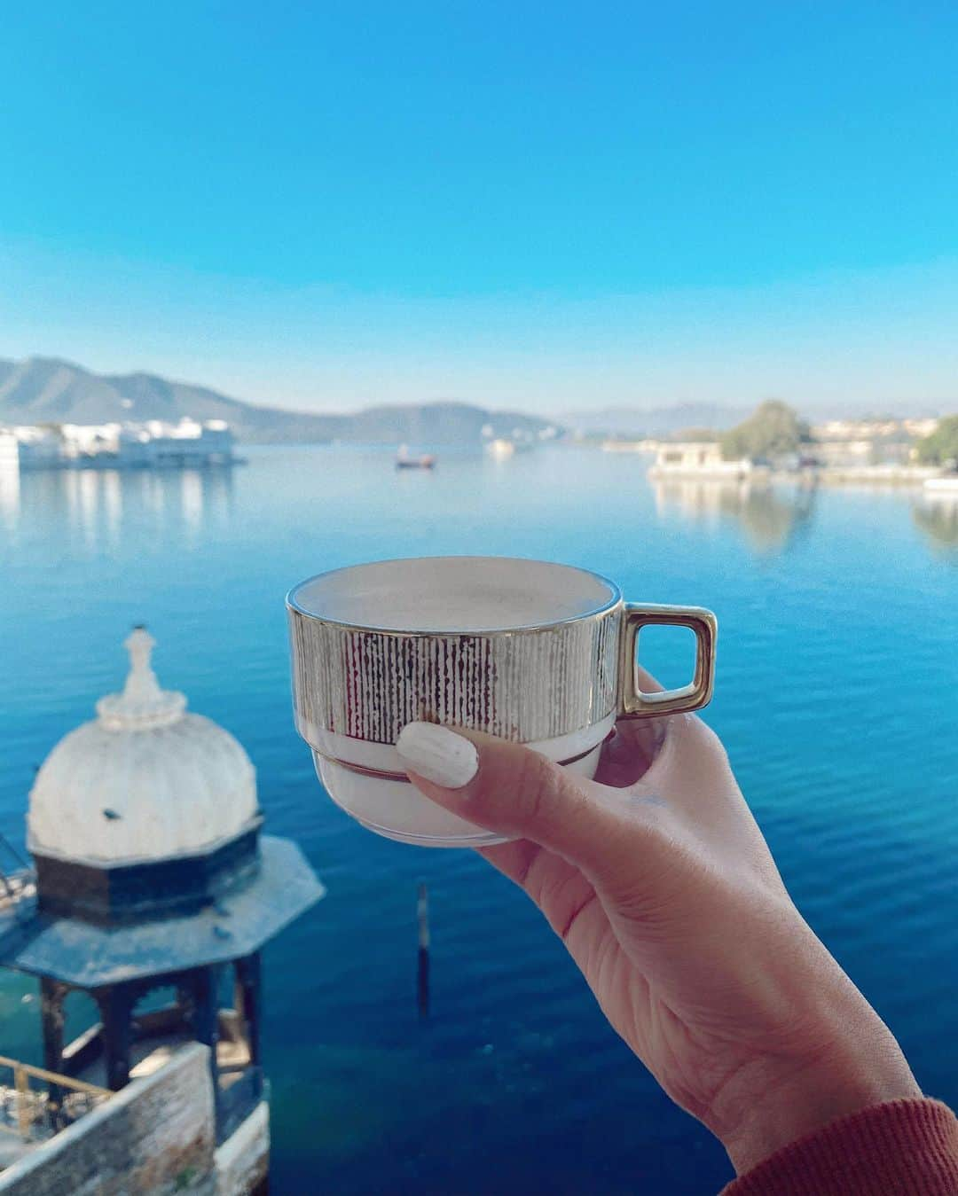 Aakriti Ranaさんのインスタグラム写真 - (Aakriti RanaInstagram)「Good morning from Udaipur! 🤍 Here for a short weekend trip with friends.  Can’t wait to give you a tour of this gorgeous property I am staying at.   #udaipur #coffee #morning #incredibleindia #wanderlust #travel #travelblogger」12月19日 14時07分 - aakritiranaofficial