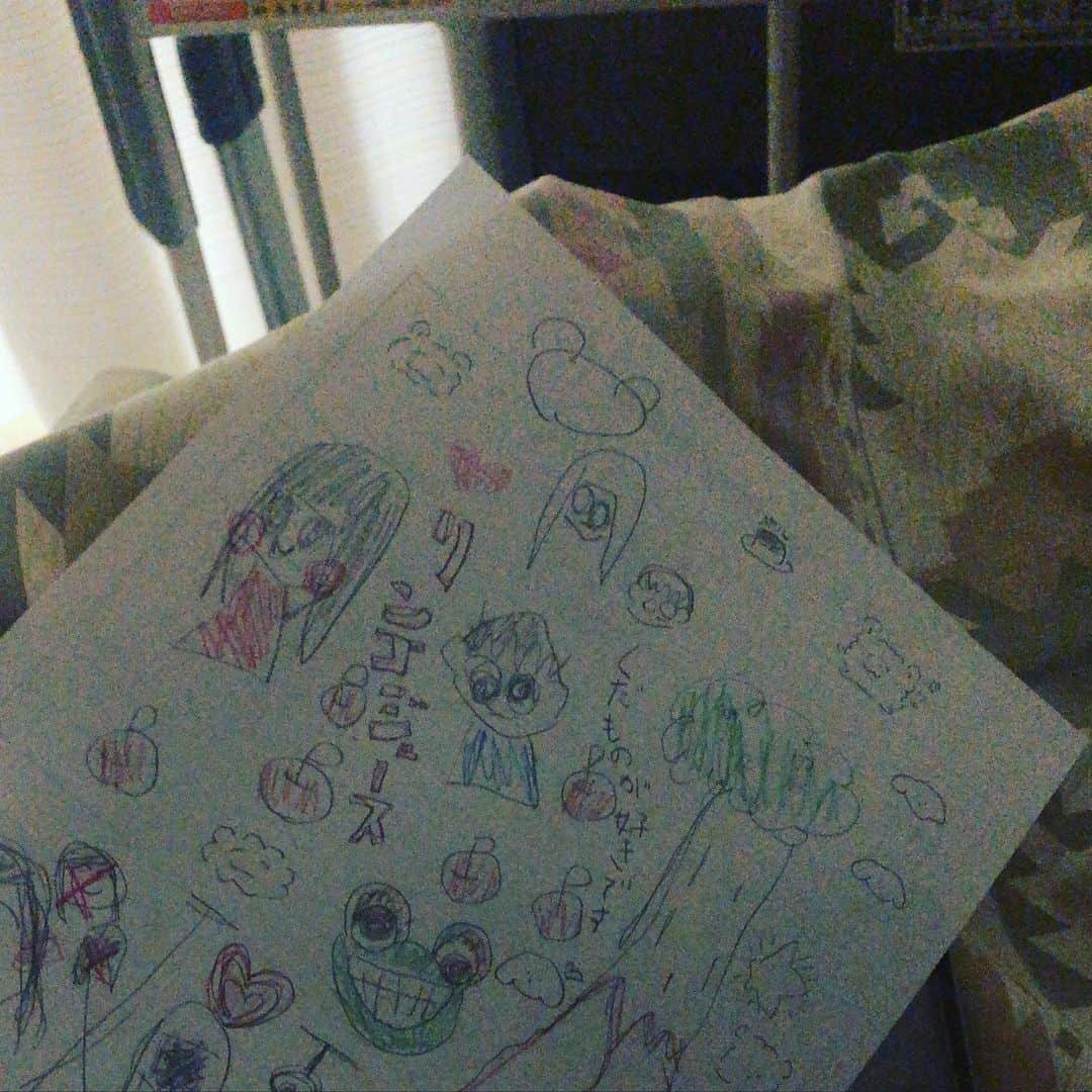 芹奈（長谷川芹奈）のインスタグラム：「毎日絵描いたり本読んだり、朝なのか夜なのかもわからない。でもとりあえずリンゴジュースが飲みたい」