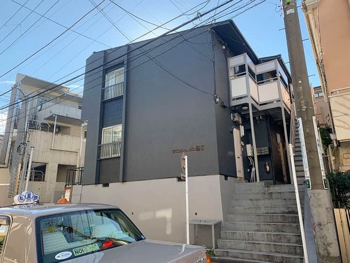 せたがやクラソンさんのインスタグラム写真 - (せたがやクラソンInstagram)「『部屋と庭と自生する暮らし 103』﻿ ﻿ ・小田急小田原線梅ヶ丘駅 徒歩7分 ・9万円・33.00m²・2DK ___________________________________________________________________﻿  梅ヶ丘。世田谷代田。 ちょうどその真ん中に位置する今回のお部屋。  お部屋は1階角部屋、2DK。 玄関に入ってすぐ、ダイニングキッチン。 東側に6帖の洋室と、4.5畳の和室があります。  築35年なので全体的にすこし古さを感じますが、それも味〜〜。 レトロなキッチンや、重さのある和室の引き戸とか好み。  ちいさな和室もこじんまりとしていてかわいい。 ベランダ側に出ると庭があって、 自生する植物と前の入居者さんが残していった 植物がたっぷりの日差しを浴びていました。 料理に使えるローズマリーとレモンバームなどがあって、良い香りがした〜。 （クリーニング前のため、入居時にはない可能性もあります）  お部屋と庭と一緒に、世田谷に自生したいひとへおすすめの一室です。  ▼この物件の詳細、﻿ そのほかのお部屋はプロフィールのリンクから﻿ @setagayakurasson﻿ ___________________________________________________________________﻿ ﻿ 「オンラインでお部屋探し」スタートしました！ ご相談お待ちしております。 ﻿ ﻿https://setagayakurasson.com/online _____________________________________________________________________﻿ ﻿ #せたがやクラソン #せたがやンソン #賃貸 #お部屋探し #オンラインお部屋探し #引っ越し #内見 #部屋 #ワンルーム #ひとり暮らし #ふたり暮らし #好きな街 #暮らしを楽しむ #キッチン #家具 #世田谷 #賃貸インテリア #リノベーション #コンシェルジュ #世田谷のお部屋探し  #小田急線 #梅ヶ丘 #世田谷代田 #暮らしを楽しむ #2DK #レトロな趣き #庭 #植物 #自生する #ローズマリーとレモンバーム」12月19日 14時00分 - setagayakurasson