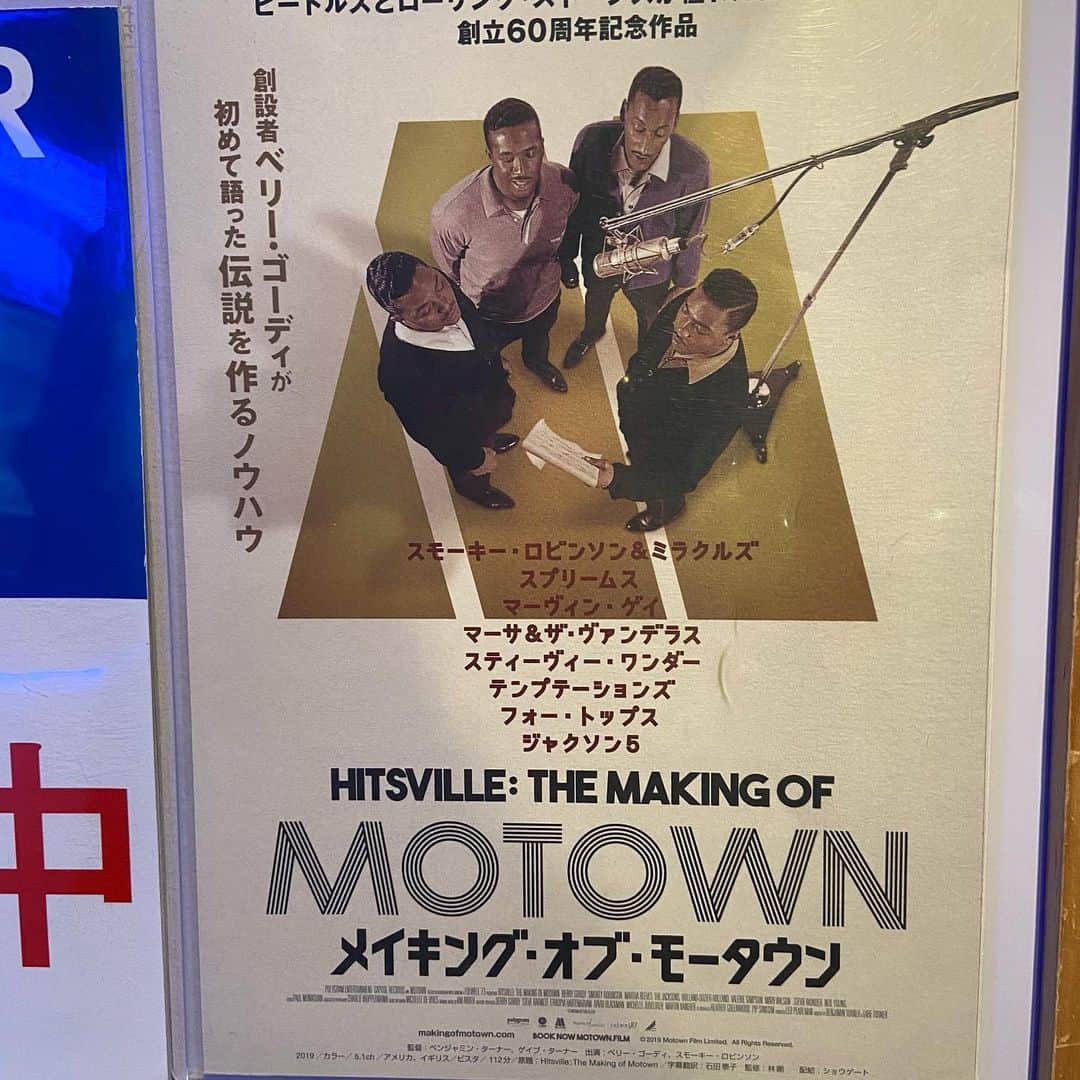 ヒロ寺平さんのインスタグラム写真 - (ヒロ寺平Instagram)「映画に行った。  Hitsville: The Making of Motown. 創始者ベリーゴーディが盟友スモーキーロビンソンとその黎明期からの歴史を語り尽くす映画。  大阪では既に公開済みで全国回って昨日から塚口サンサン劇場で期間限定での公開。  弟子の樋口大喜が見た事を師匠である僕の前で自慢しよったのでカチンときて、是が非でも見てやろうとさっき行ってきた。  内容は相当のモータウン・ファンであってもなかなかに深くて、しかも画面の切り替えがかなり早くて追いかけていくのがかなり大変だと思う。  しかし、やっぱりMotownフリークの僕にとっては「うんうん、そぉ、そぉ。」とヨダレなストーリーと絵と音の2時間だった。  圧巻はマーヴィン・ゲイが映画の中で歌い上げた”What’s going on”。 鳥肌ものの映像できて良かった〜っと暗闇の中でつくづく思った。  上映は12月31日までの期間限定。 音楽好き、特にモータウン系が好物な人にはやはり絶対おすすめ。ぜひ！  しかも、この塚口サンサン劇場ってかなり年季の入ったシネコンで、この古ぼけ方も味があってめちゃめちゃええ感じで映画鑑賞を終えることができた。  人間たっぷり生きとっても知らんことよぉさんありまんなぁ。  #TheMakingofMotown #塚口サンサン劇場 #ヒロ寺平 #ヒロT」12月19日 14時05分 - hiroteradaira