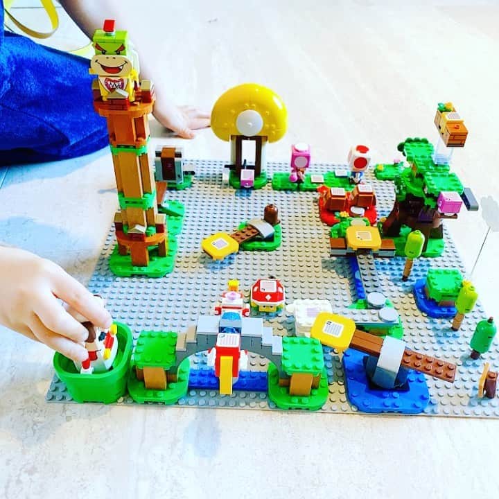愛内里菜のインスタグラム：「息子っち　大好きマリオLEGO😘﻿ 最近のLEGOってすごいね🤭﻿ ﻿ ゲームのようにリアル‼️﻿ ﻿ このグレーの板初めてゲットしたけど﻿ めちゃええやん！😘﻿ LEGOがなくならない！壊れない！﻿ ﻿ コースは息子っちこだわって﻿ 作りました🤗﻿ ﻿ ﻿ 新年2021年を迎え﻿ R-box vol.10が始動‼️‼️﻿ ﻿ 2021年1月9日（土）10（日）﻿ R-box vol.10 ～Rejoice～ @限定生ライブ&ツイキャス配信 決定！﻿ ﻿ ということで！﻿ 会場と配信との両方になりました😌﻿ ﻿ 会場チケットは﻿ 垣内りかオフィシャルHPより受付中‼️‼️﻿ 配信チケットは2020年12/14（月）12:00〜販売開始﻿ ﻿ 配信料金：各日3,500円﻿ ﻿ ぜひみなさまのご応募お待ちしております‼︎‼﻿ ﻿ 年始からみんなと笑顔を分け合えたら良いな🌅﻿ Rejoice‼︎‼︎😆🌈﻿ ﻿ ﻿ ﻿ ﻿ Twitter﻿ @RRikakakiuchi﻿ ﻿ アルバム「Ring」﻿ 各配信サイトよりリリース！﻿ ﻿ R/垣内りかオフィシャルHPより﻿ WEBショップがオープン　﻿ ﻿ ✨活動20周年記念✨﻿ 😆YouTube開始！チャンネル登録よろしくね😆﻿ 愛内里菜改め「R〜アール」オフィシャルチャンネル﻿ ﻿ ﻿ 😆TikTokも開始！フォローよろしくね😆﻿ R_愛内里菜﻿ https://www.tiktok.com/@r_aiuchirina_official﻿  ﻿ ﻿ ﻿#スーパーマリオ  #レゴマリオ  #lego  #レゴ  #愛内里菜はRとして再始動﻿ #歌ってみた﻿ #Cover﻿ #弾いてみた﻿ #カラオケ﻿ #ライブ﻿ #愛内里菜 改め#R として #歌手 再始動﻿ #垣内りか #垣内倶楽部 #バンド #バンド名 ﻿ #ライブハウス #ライブ #一体化 #絆 #盛り上がりたい #会いたい﻿ #感謝 #リスタート #アニバーサリー#20周年﻿ #YouTube﻿ #ユーチューバー#TikTok﻿」