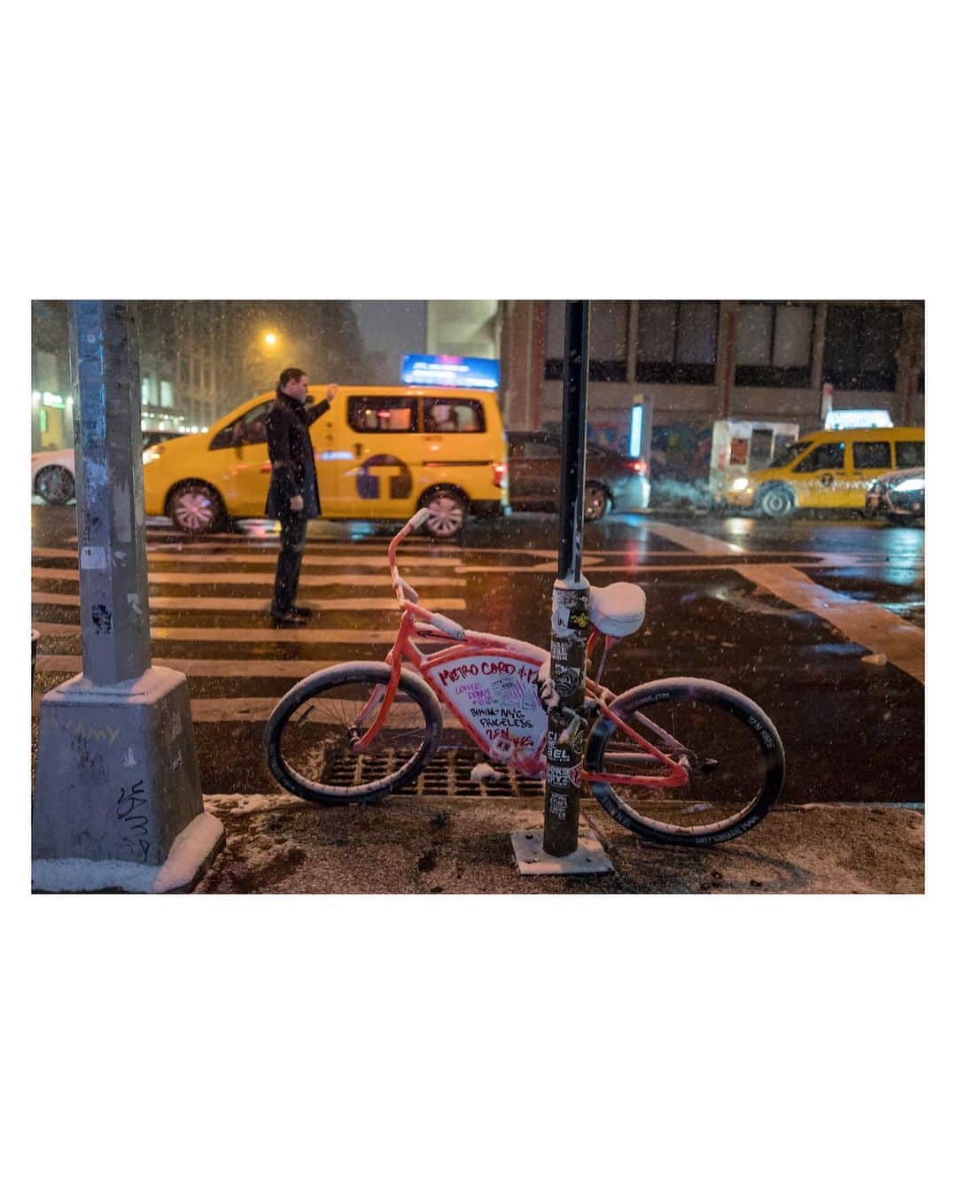 Pete Halvorsenさんのインスタグラム写真 - (Pete HalvorsenInstagram)「Wasn’t able to make my normal trip to NYC for some winter wonderland holiday cheer...so here are a 10 of my favorites from years past.   . Leica Q  1. Red Jackets in Snow always work 2. Central Park in White 3. “Is that a snow background on your Zoom?” 4. Bridges of NY County 5. When you’re the only one out, it’s gotta be cold. 6. Holly at your door… 7. Dogs still gotta be walked…New Yorkers. 8. Heels still have to be worn…New Yorkers. 9. Trees still have to get home…New Yorkers. 10. Taxis still have to be hailed…New Yorkers.」12月19日 14時14分 - petehalvorsen