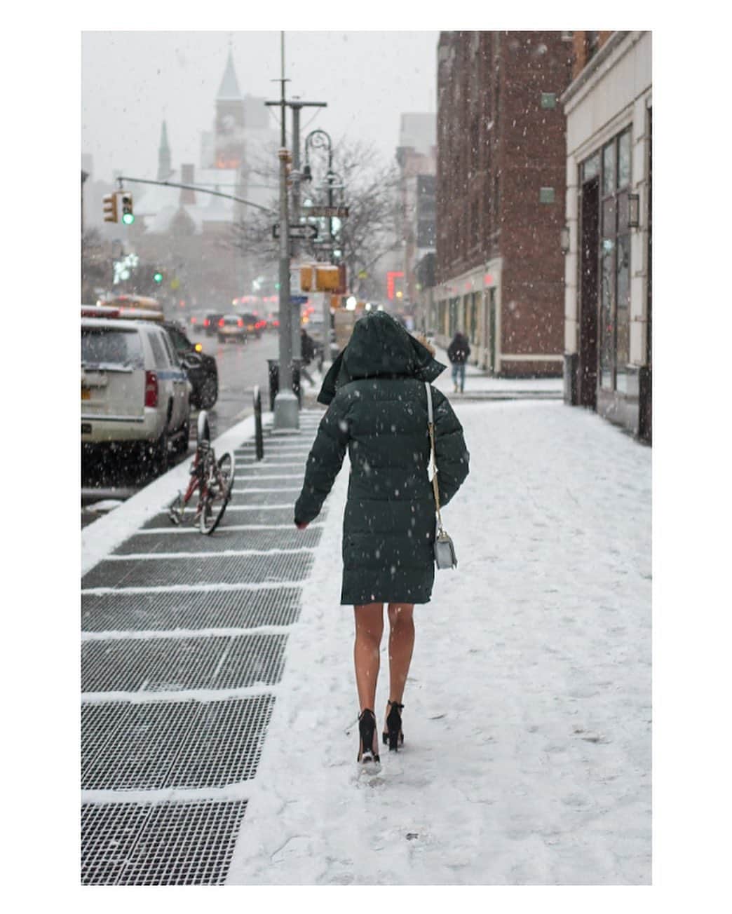 Pete Halvorsenさんのインスタグラム写真 - (Pete HalvorsenInstagram)「Wasn’t able to make my normal trip to NYC for some winter wonderland holiday cheer...so here are a 10 of my favorites from years past.   . Leica Q  1. Red Jackets in Snow always work 2. Central Park in White 3. “Is that a snow background on your Zoom?” 4. Bridges of NY County 5. When you’re the only one out, it’s gotta be cold. 6. Holly at your door… 7. Dogs still gotta be walked…New Yorkers. 8. Heels still have to be worn…New Yorkers. 9. Trees still have to get home…New Yorkers. 10. Taxis still have to be hailed…New Yorkers.」12月19日 14時14分 - petehalvorsen