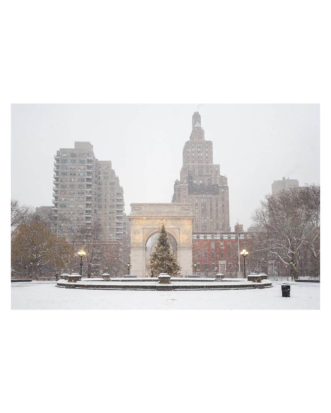 Pete Halvorsenさんのインスタグラム写真 - (Pete HalvorsenInstagram)「Wasn’t able to make my normal trip to NYC for some winter wonderland holiday cheer...so here are a 10 of my favorites from years past.   . Leica Q  1. Red Jackets in Snow always work 2. Central Park in White 3. “Is that a snow background on your Zoom?” 4. Bridges of NY County 5. When you’re the only one out, it’s gotta be cold. 6. Holly at your door… 7. Dogs still gotta be walked…New Yorkers. 8. Heels still have to be worn…New Yorkers. 9. Trees still have to get home…New Yorkers. 10. Taxis still have to be hailed…New Yorkers.」12月19日 14時14分 - petehalvorsen