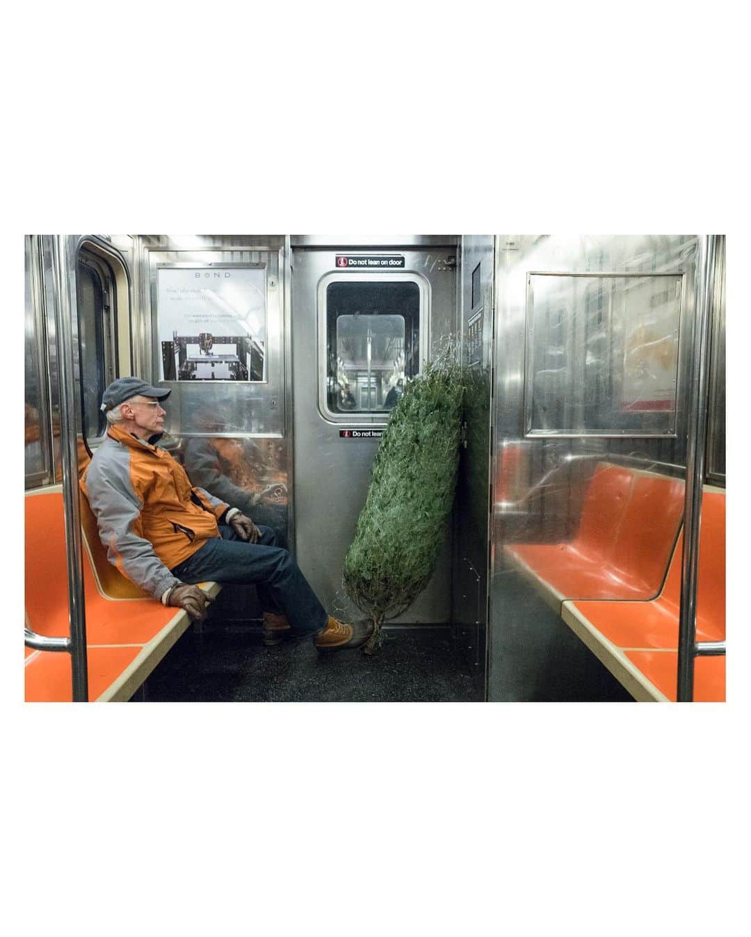 Pete Halvorsenさんのインスタグラム写真 - (Pete HalvorsenInstagram)「Wasn’t able to make my normal trip to NYC for some winter wonderland holiday cheer...so here are a 10 of my favorites from years past.   . Leica Q  1. Red Jackets in Snow always work 2. Central Park in White 3. “Is that a snow background on your Zoom?” 4. Bridges of NY County 5. When you’re the only one out, it’s gotta be cold. 6. Holly at your door… 7. Dogs still gotta be walked…New Yorkers. 8. Heels still have to be worn…New Yorkers. 9. Trees still have to get home…New Yorkers. 10. Taxis still have to be hailed…New Yorkers.」12月19日 14時14分 - petehalvorsen