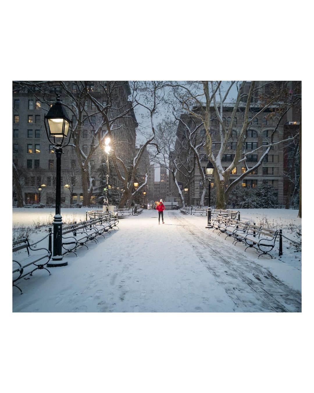 Pete Halvorsenのインスタグラム：「Wasn’t able to make my normal trip to NYC for some winter wonderland holiday cheer...so here are a 10 of my favorites from years past.   . Leica Q  1. Red Jackets in Snow always work 2. Central Park in White 3. “Is that a snow background on your Zoom?” 4. Bridges of NY County 5. When you’re the only one out, it’s gotta be cold. 6. Holly at your door… 7. Dogs still gotta be walked…New Yorkers. 8. Heels still have to be worn…New Yorkers. 9. Trees still have to get home…New Yorkers. 10. Taxis still have to be hailed…New Yorkers.」